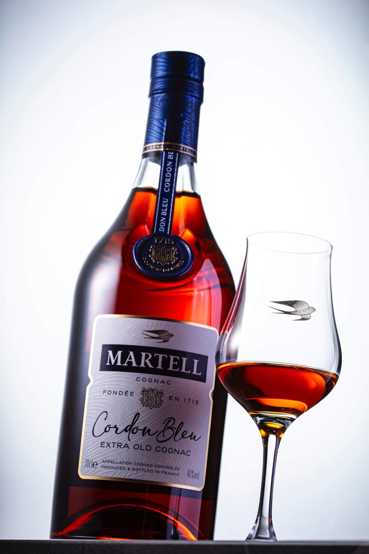 法國干邑（Cognac）在80、90年「台灣錢淹腳目」年代是最奢華的酒款。圖為馬爹利著名的「藍帶」，乃品牌創始人曾孫愛德華馬爹利於1912年創造，以在國際代表卓越的藍色絲帶為名。馬爹利「藍帶」獨特的口感（以邊緣區的「生命之水」為主要特徵）和雋永的酒瓶設計，使其成為干邑中無與倫比的經典。（攝影：游銘元）