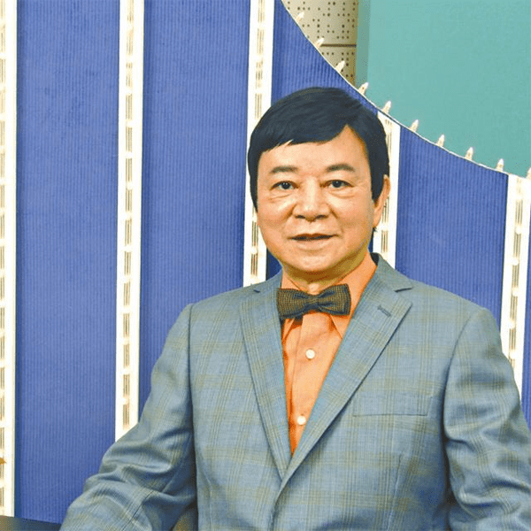 夏春秋主持香港六合彩開獎直播長達17年，在香港家喻戶曉。(網路圖片)