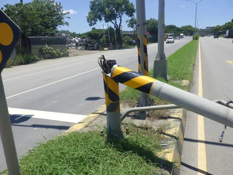 台中市大雅區一輛曳引車疑似因吊臂未確實收妥，行經路口時拉扯到號誌桿，造成號誌桿當場斷裂倒塌。（警方提供）