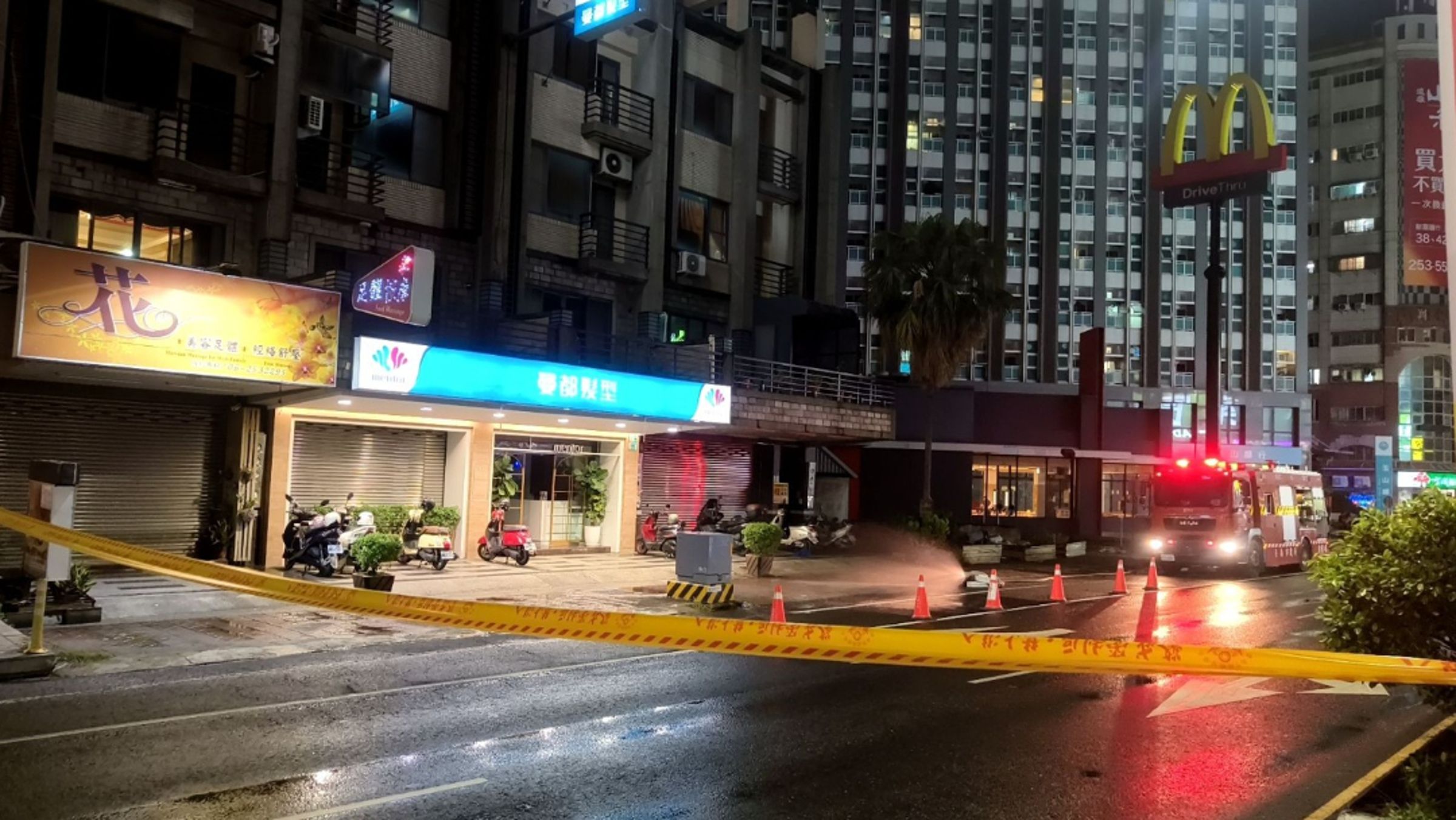 台南永康街頭瀰漫瓦斯味，警消徹夜佈水線封街戒備中。（翻攝畫面）