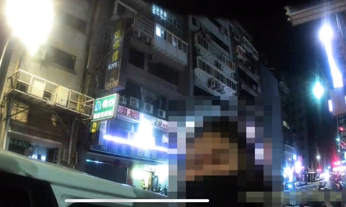 陳女遭判7年半有期徒刑通緝中，因車輛紅線違停遭警方逮捕歸案。（翻攝畫面）