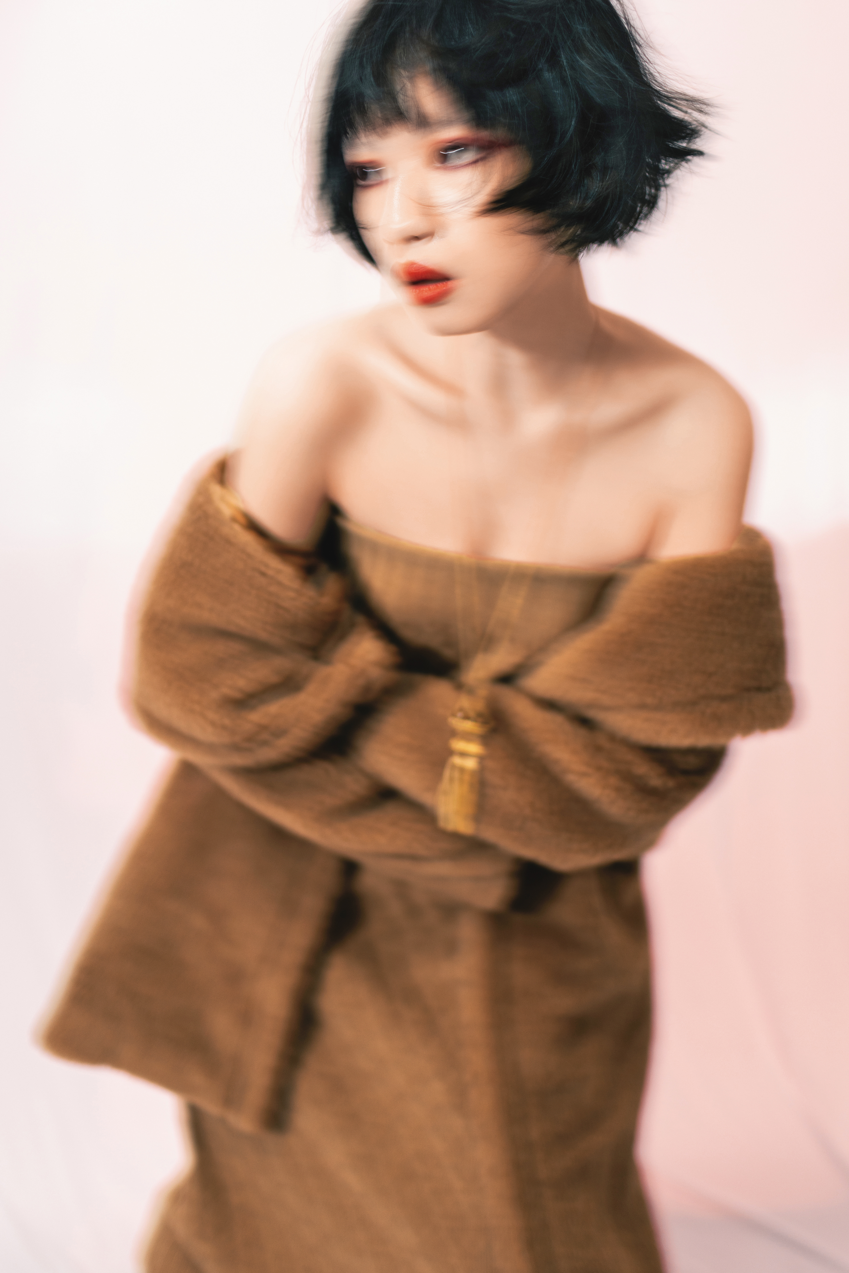 泰迪熊經典大衣 NT$131,500 by Max Mara / 駱駝毛網格長裙（作洋裝） NT$30,800 by Max Mara / 流蘇長項鍊 價格店洽 by Chloé