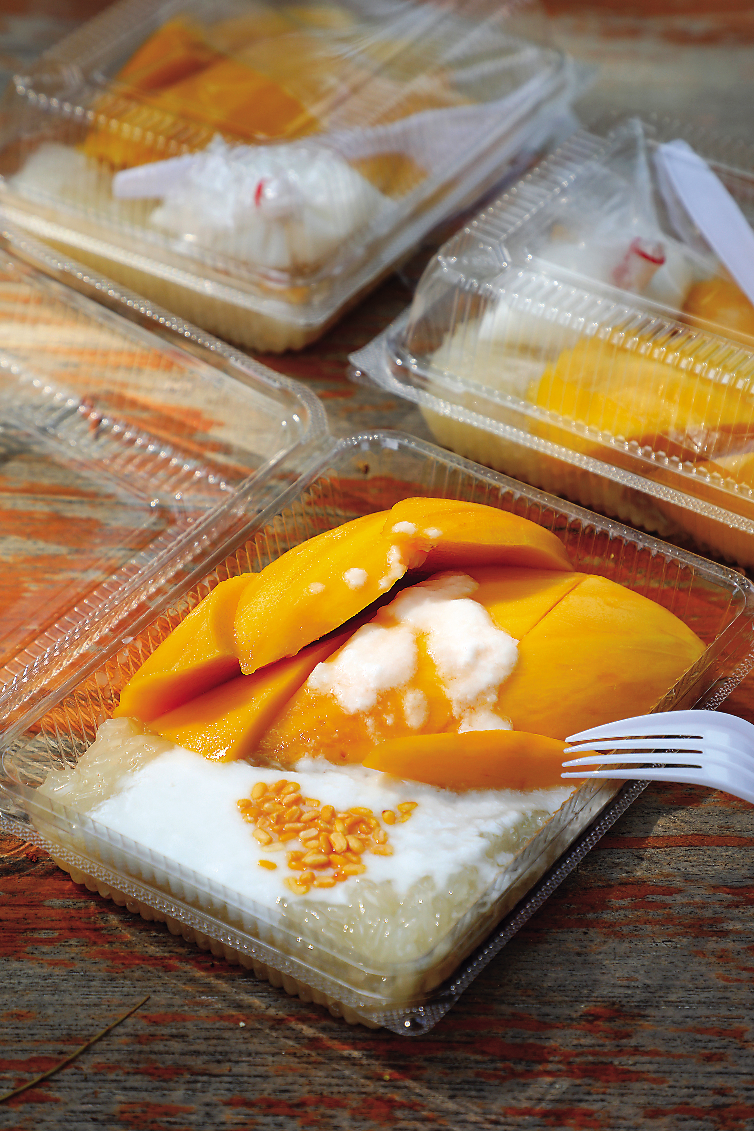 哲阿姨的「芒果糯米飯」除了糯米入口仍保持水分充足，芒果也比別家香甜，叫人一吃難忘。（120泰銖／份，約NT$106）