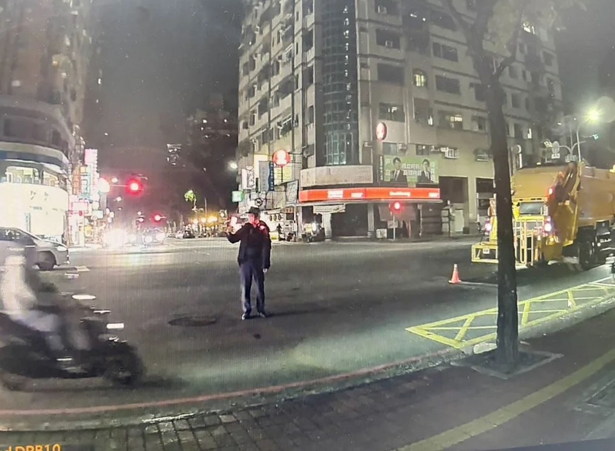 高雄左營昨晚發生垃圾車交通事故,一名大樓保全遭起步垃圾車撞擊身亡。(翻攝畫面)