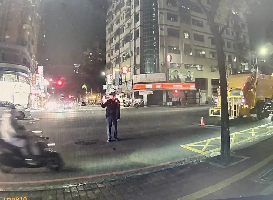 高雄左營昨晚發生垃圾車交通事故，一名大樓保全遭起步垃圾車撞擊身亡。（翻攝畫面）