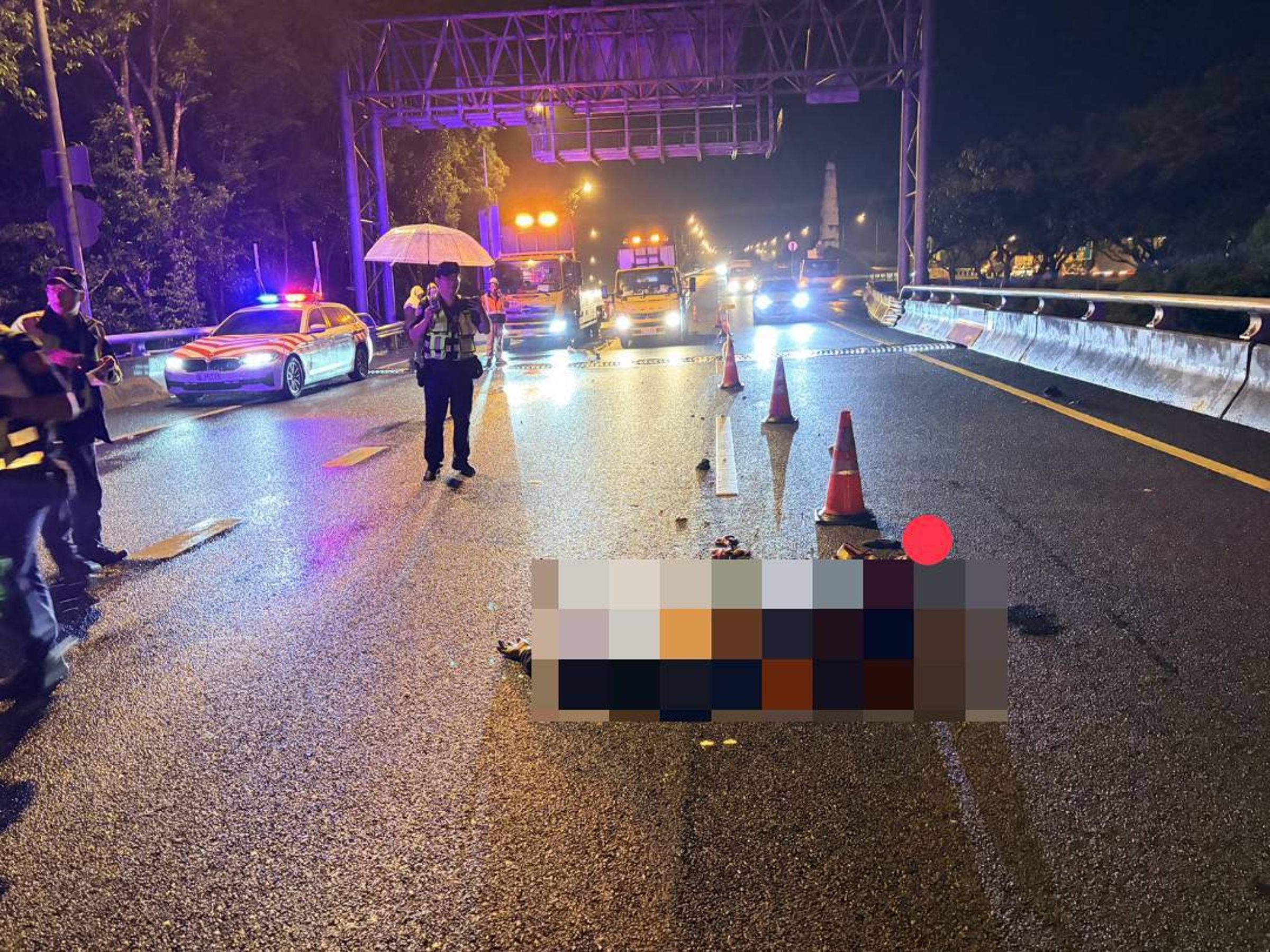 張男不明原因從工作車的後車斗跌落到車道上,隨即遭到後方來車輾斃。翻攝畫面