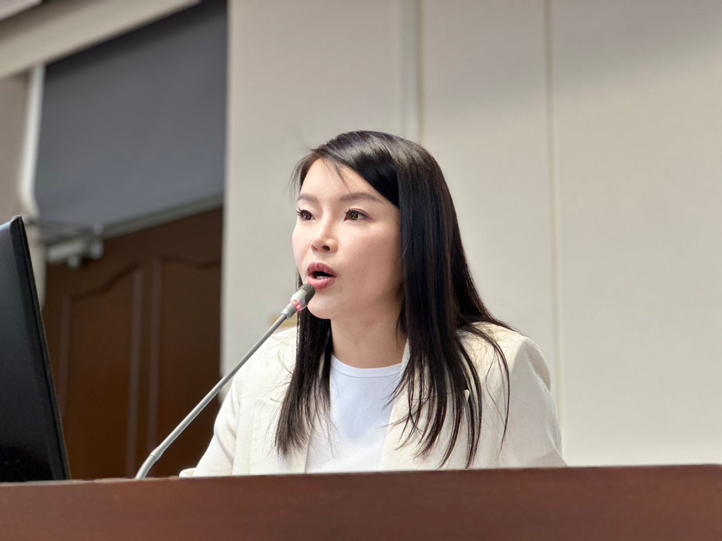 國民黨張嘉郡指出,Uber Eats、foodpanda一旦合併成功,消費者、餐廳、供應商恐將失去議價能力。(張嘉郡國會辦公室提供)