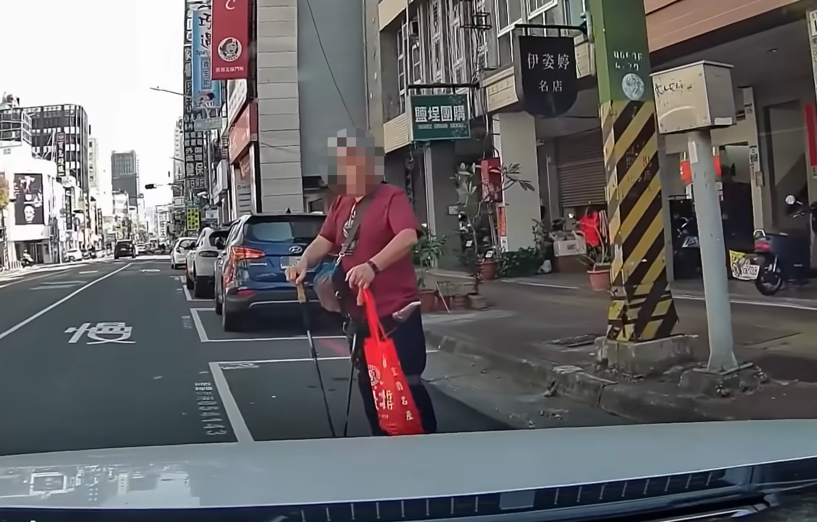 阿伯以人肉占位,駕駛怎麼按喇叭,甚至揚言報警,仍不為所動。(翻攝自「WoWtchout-地圖型行車影像分享平台」YT頻道)