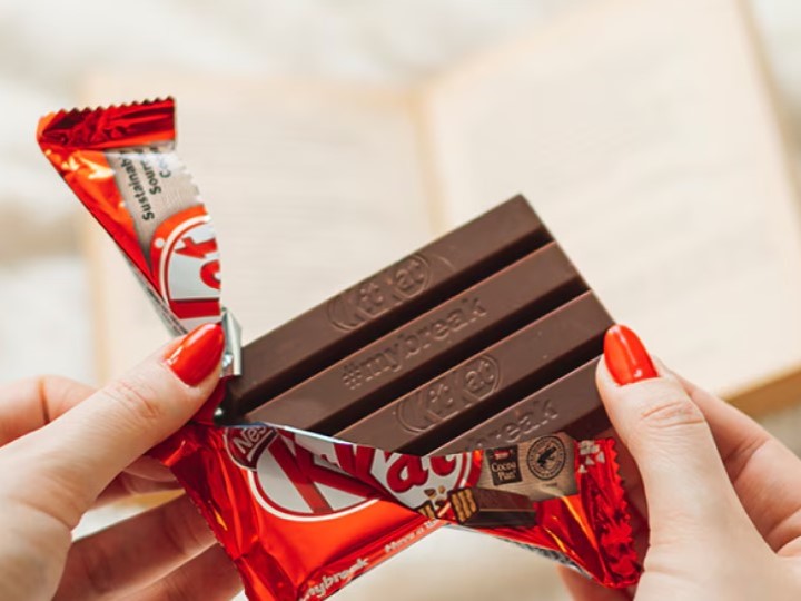 知名巧克力品牌KitKat的新品在運輸途中遭竊，總計超過12公噸貨物不翼而飛。（翻攝自KitKat官網）