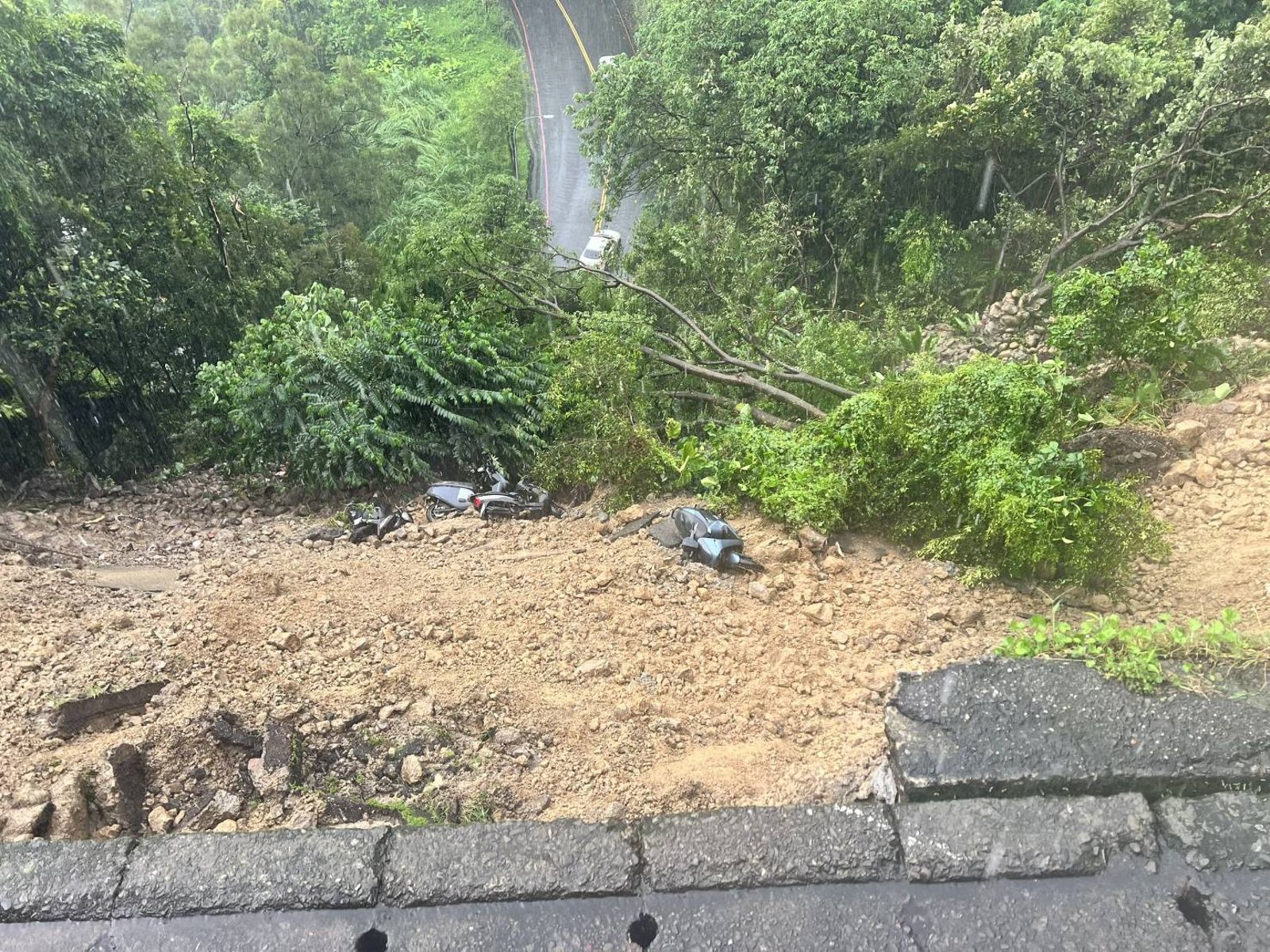 宛如災難片!新店暴雨「路基被掏空」 汽、機車滑落邊坡掛崖邊
