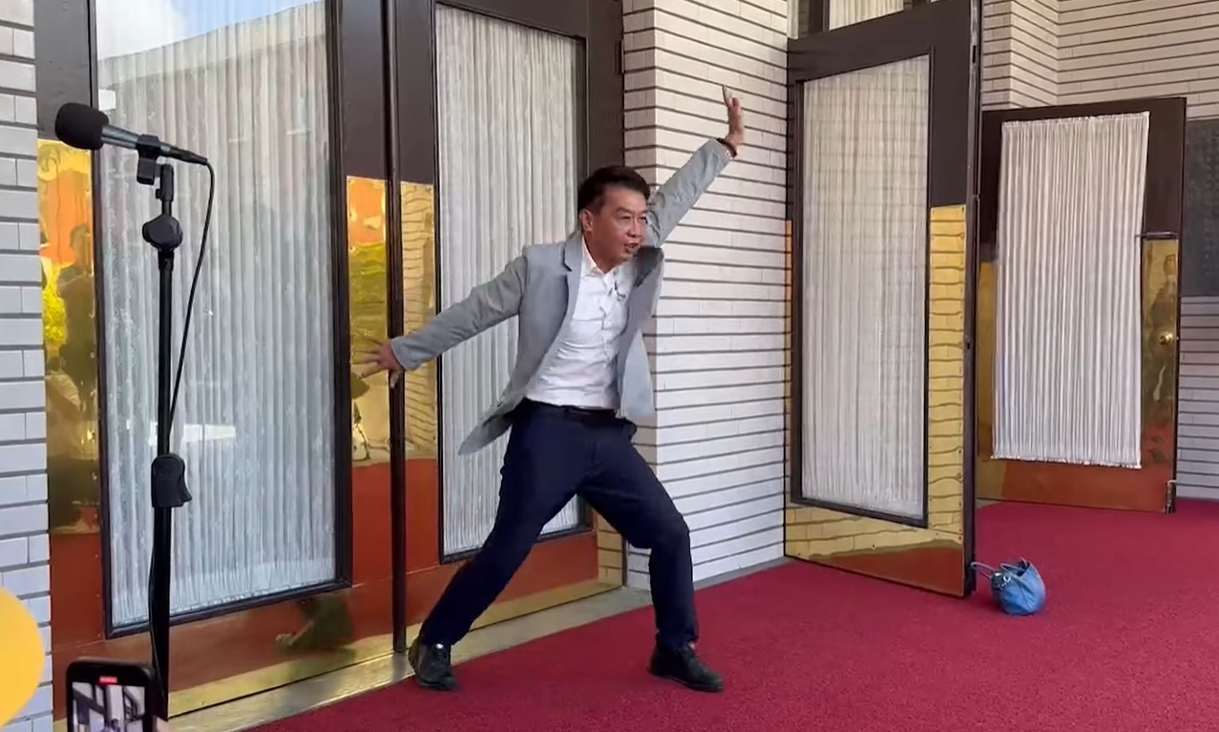 綠委許智傑今天在立院大跳24蹲,向藍委葉元之宣戰。(翻攝自葉元之臉書)