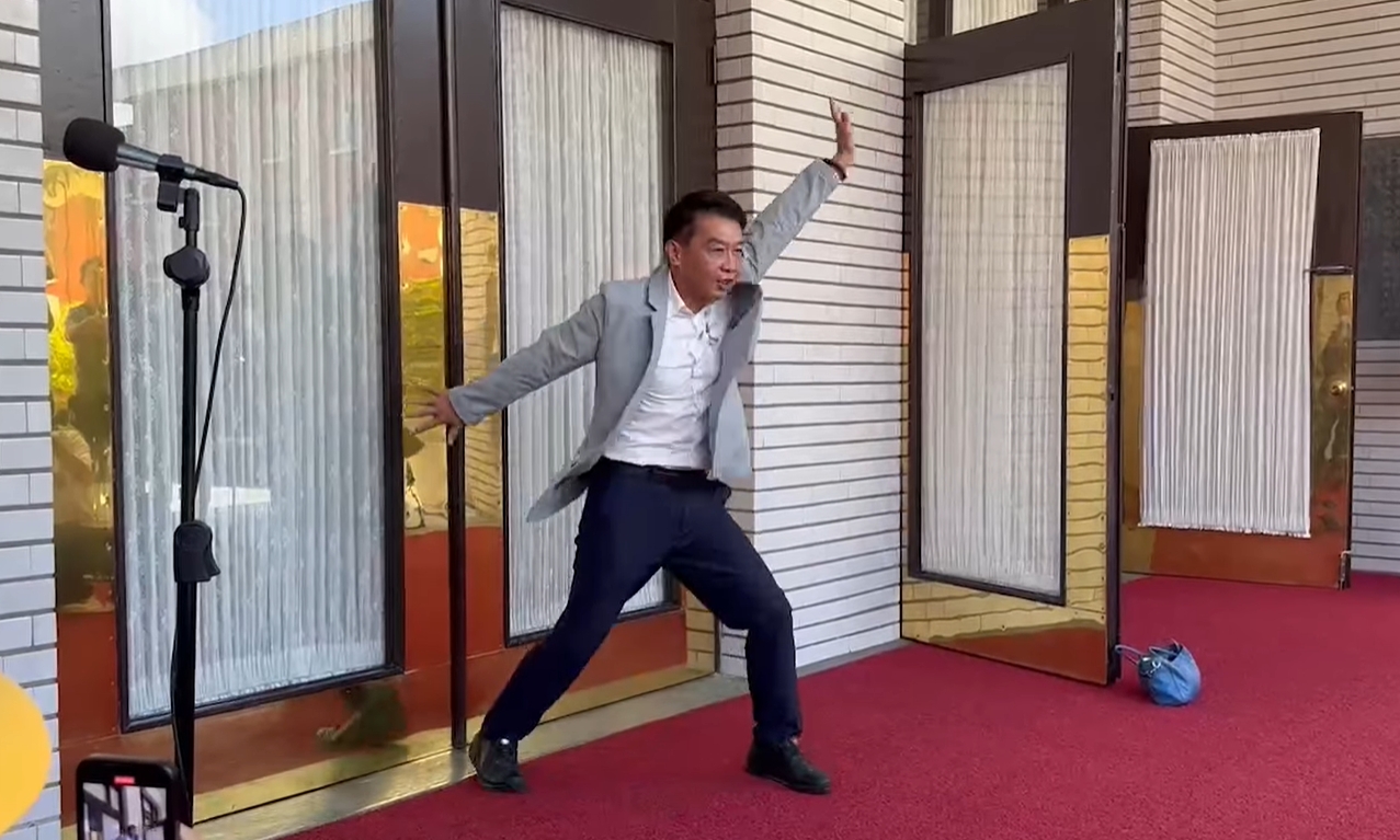 綠委許智傑今天在立院大跳24蹲，向藍委葉元之宣戰。（翻攝自葉元之臉書）