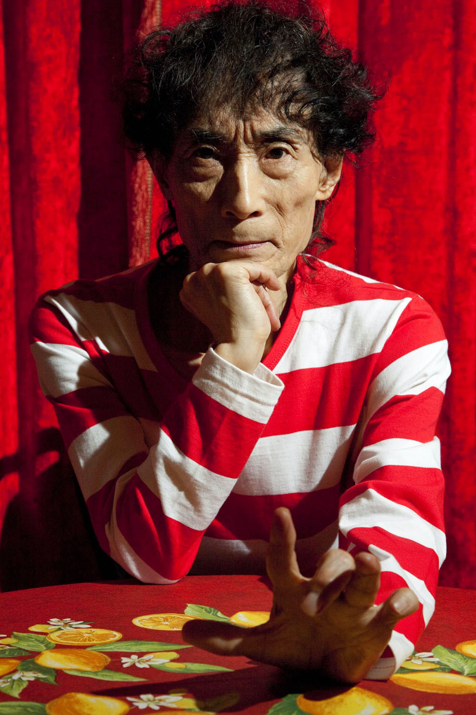 日本恐怖漫畫大師楳圖一雄總是以紅白條紋上衣現身,成為他標準打扮。(翻攝UMEZZ ART PROJECT X)
