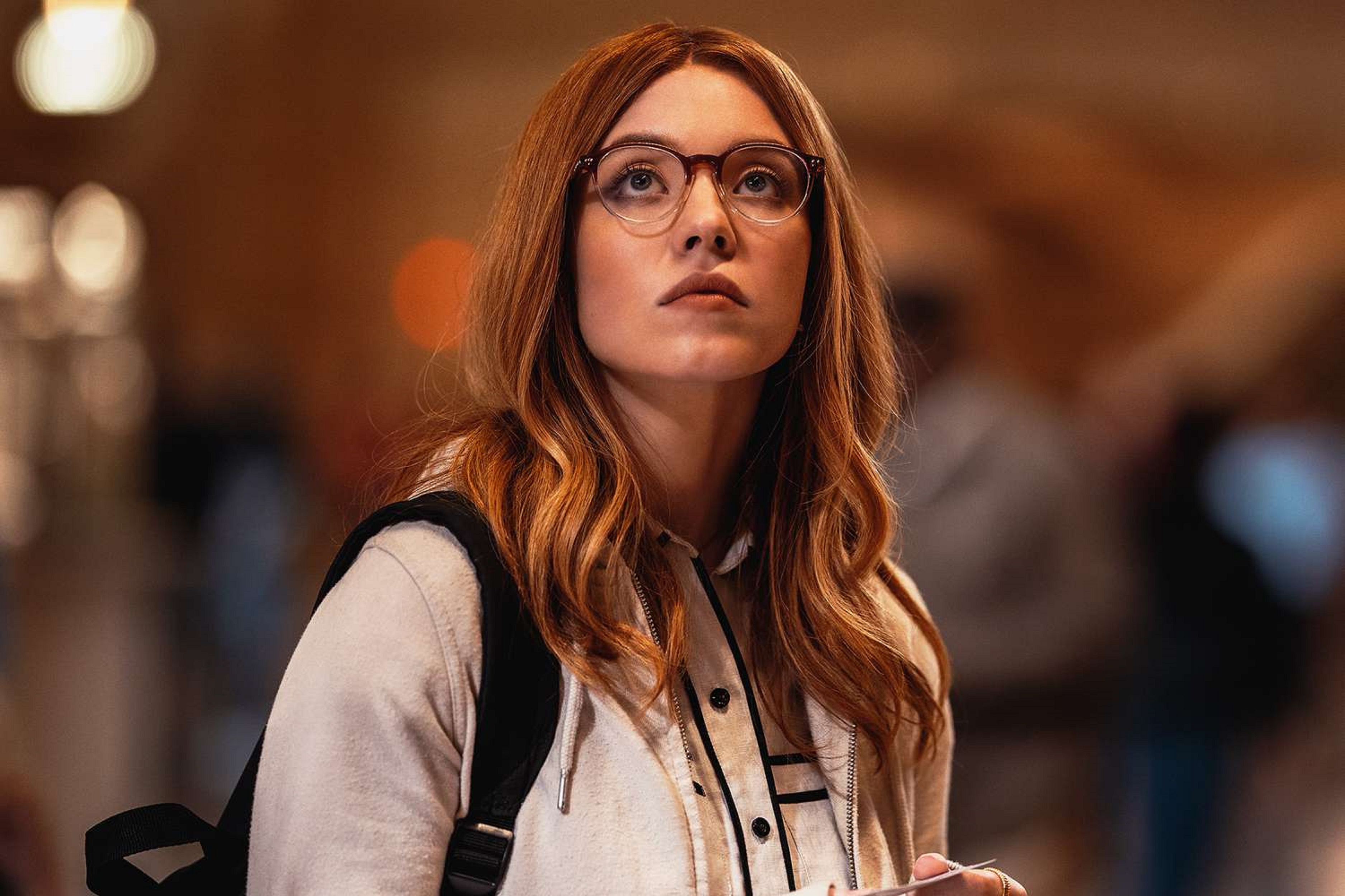 《高校十八禁》爆紅女星席德妮史威尼一改金髮尤物性感形象，戴眼鏡與假髮化身「蜘蛛女」角色。（CATCHPLAY提供）