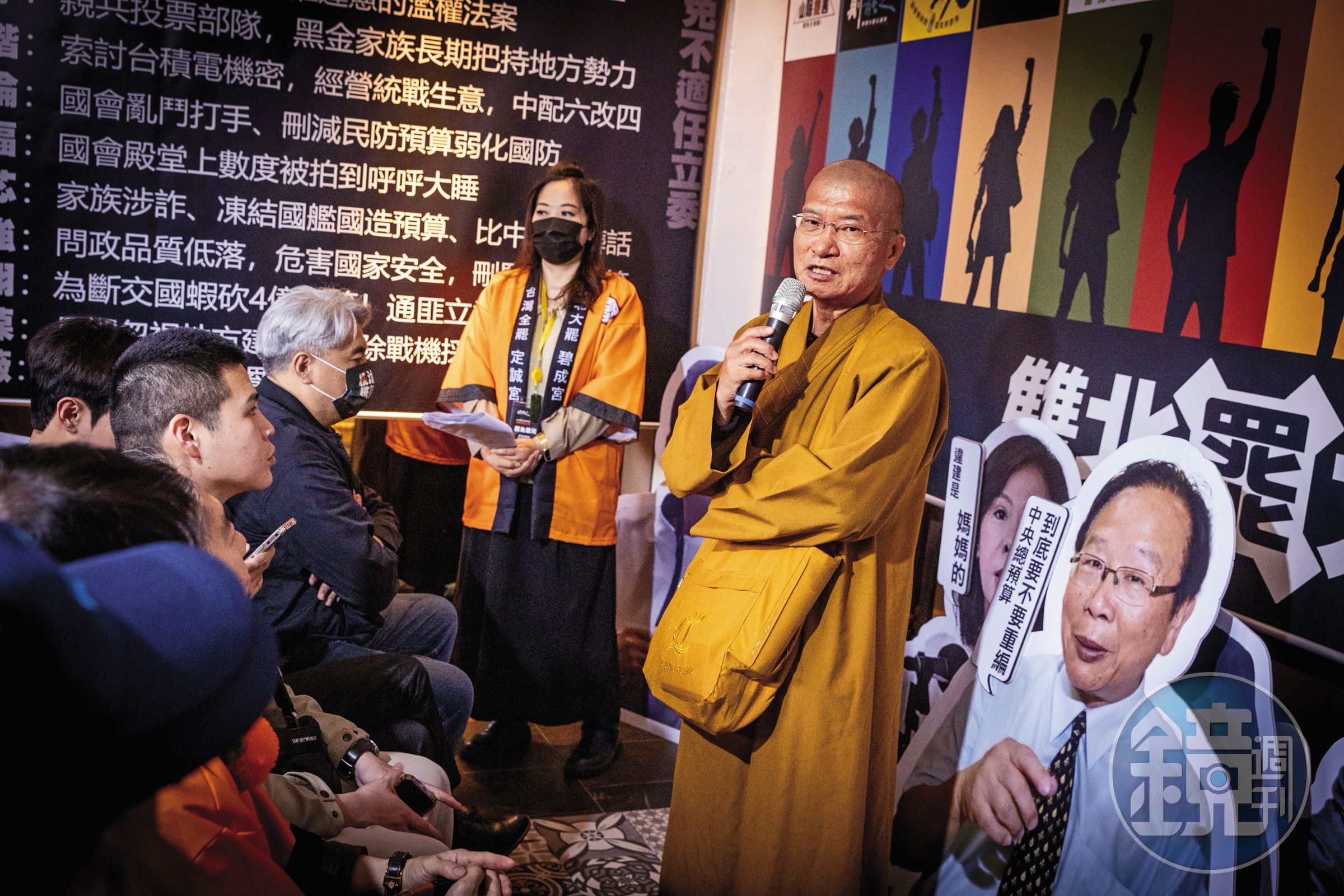釋正定（右1）以宗教界人士身分支持大罷免，還到第一線當志工，引起不少關注。（王漢順攝）