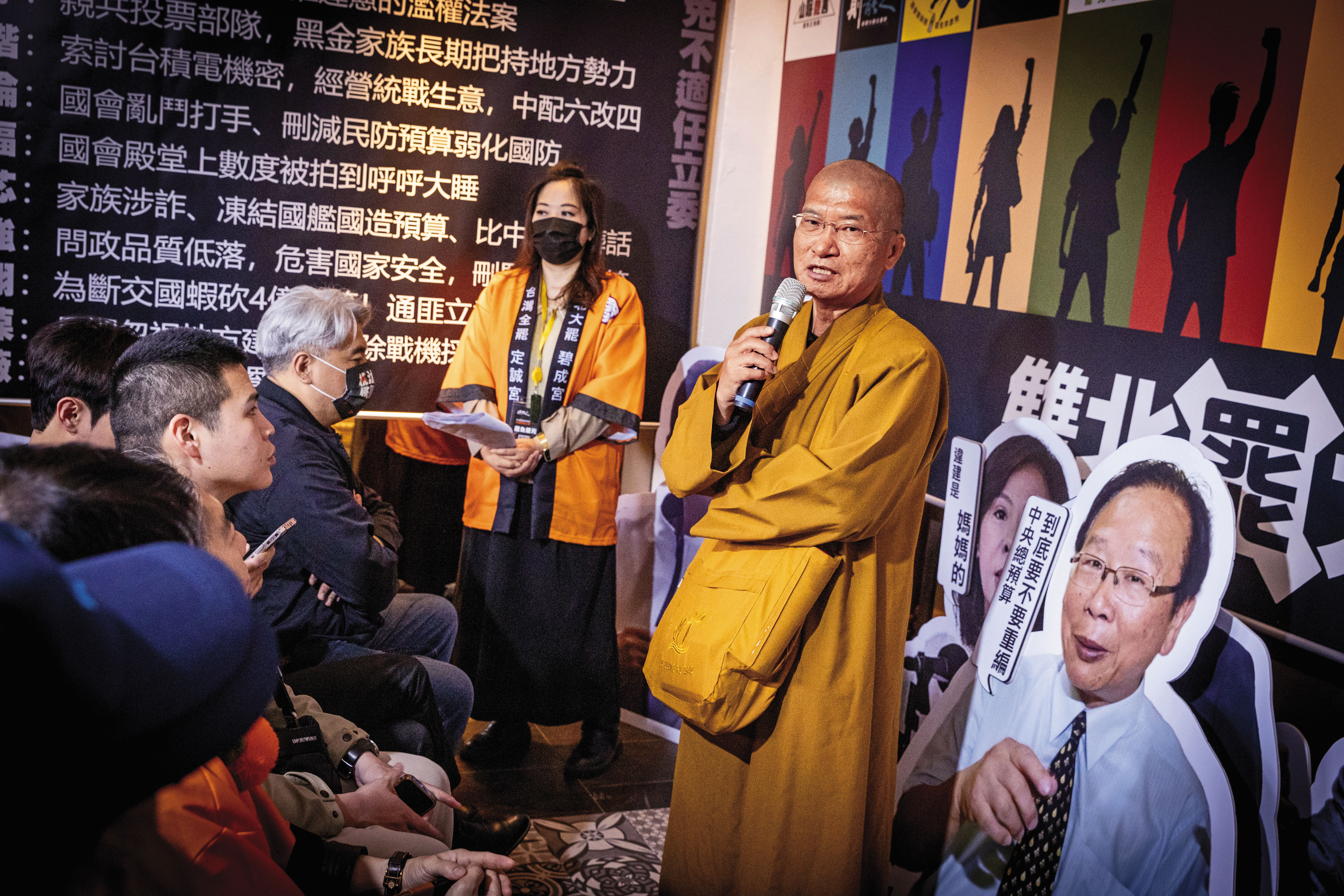 釋正定（右1）以宗教界人士身分支持大罷免，還到第一線當志工，引起不少關注。（王漢順攝）