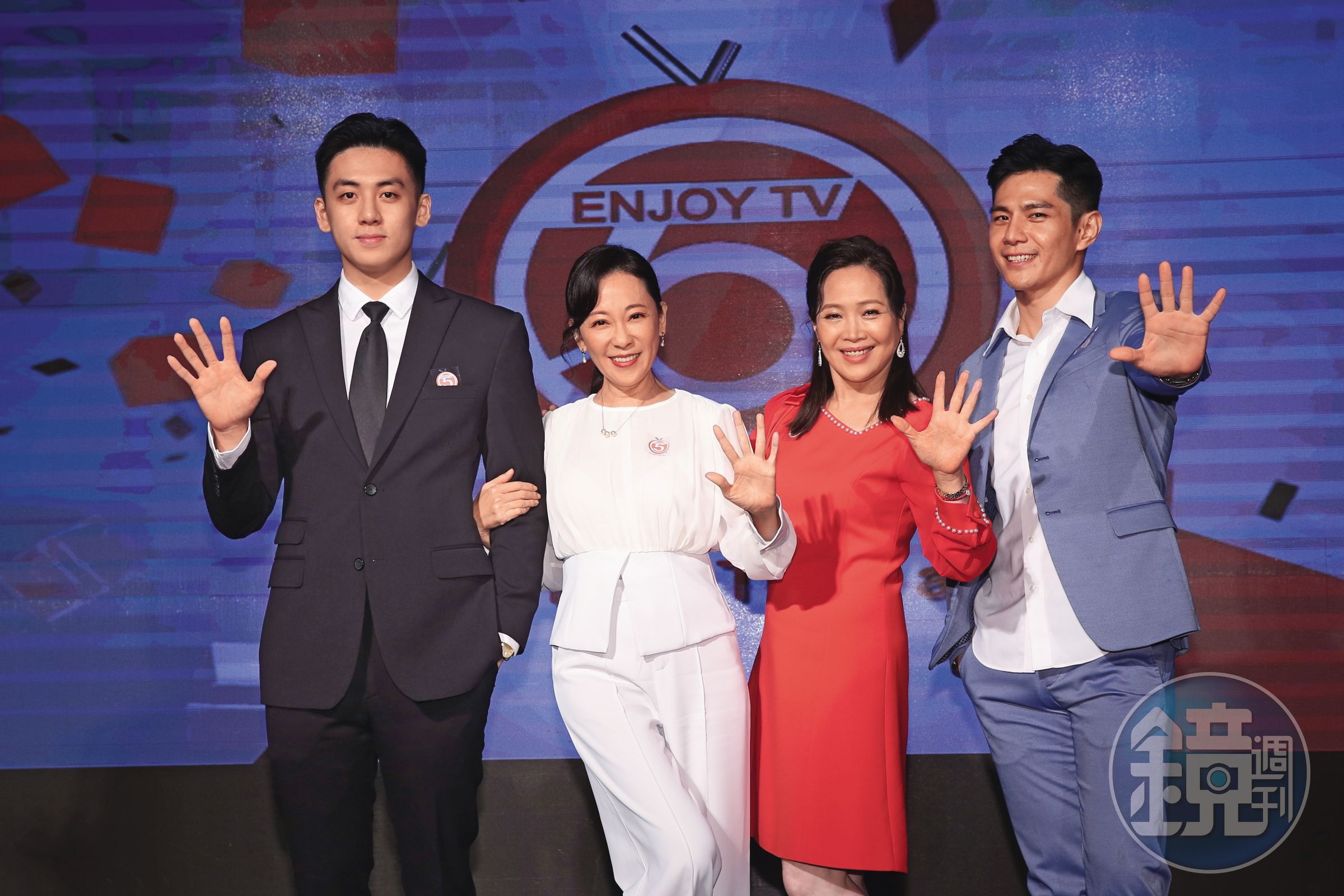 寶弟(左一)曾與況明潔(左二起)、林秀玲、戴祖雄受邀到馬來西亞表演。