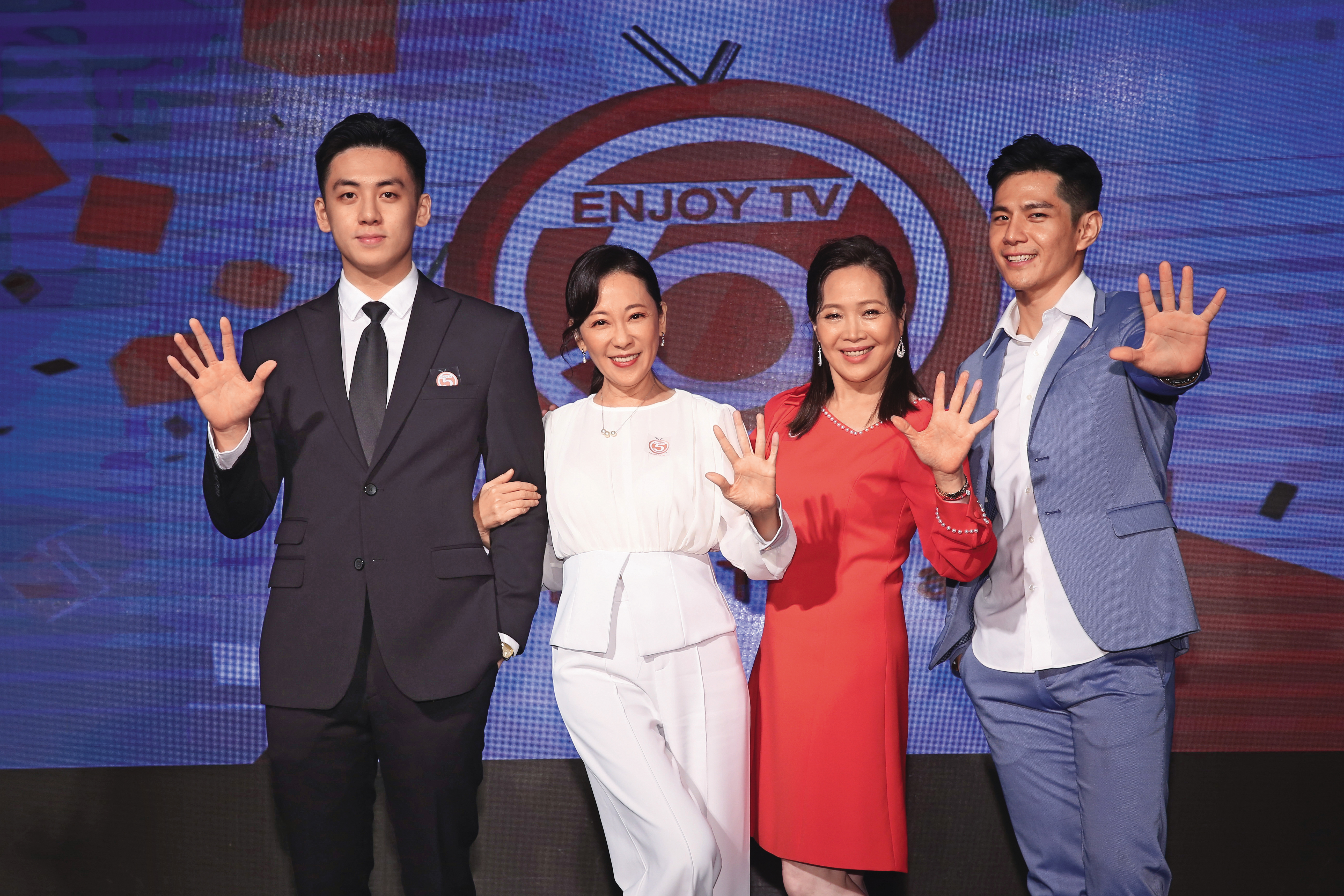 寶弟（左一）曾與況明潔（左二起）、林秀玲、戴祖雄受邀到馬來西亞表演。