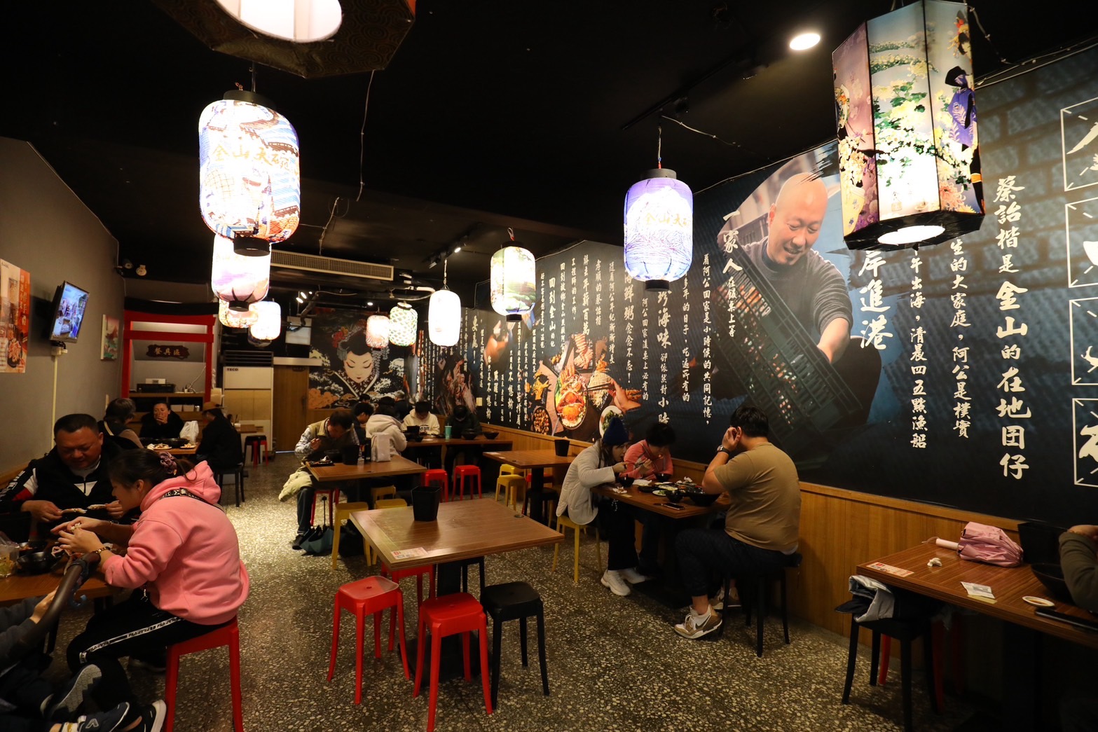 金山大碗螃蟹座位數多，用餐環境寬敞舒適。