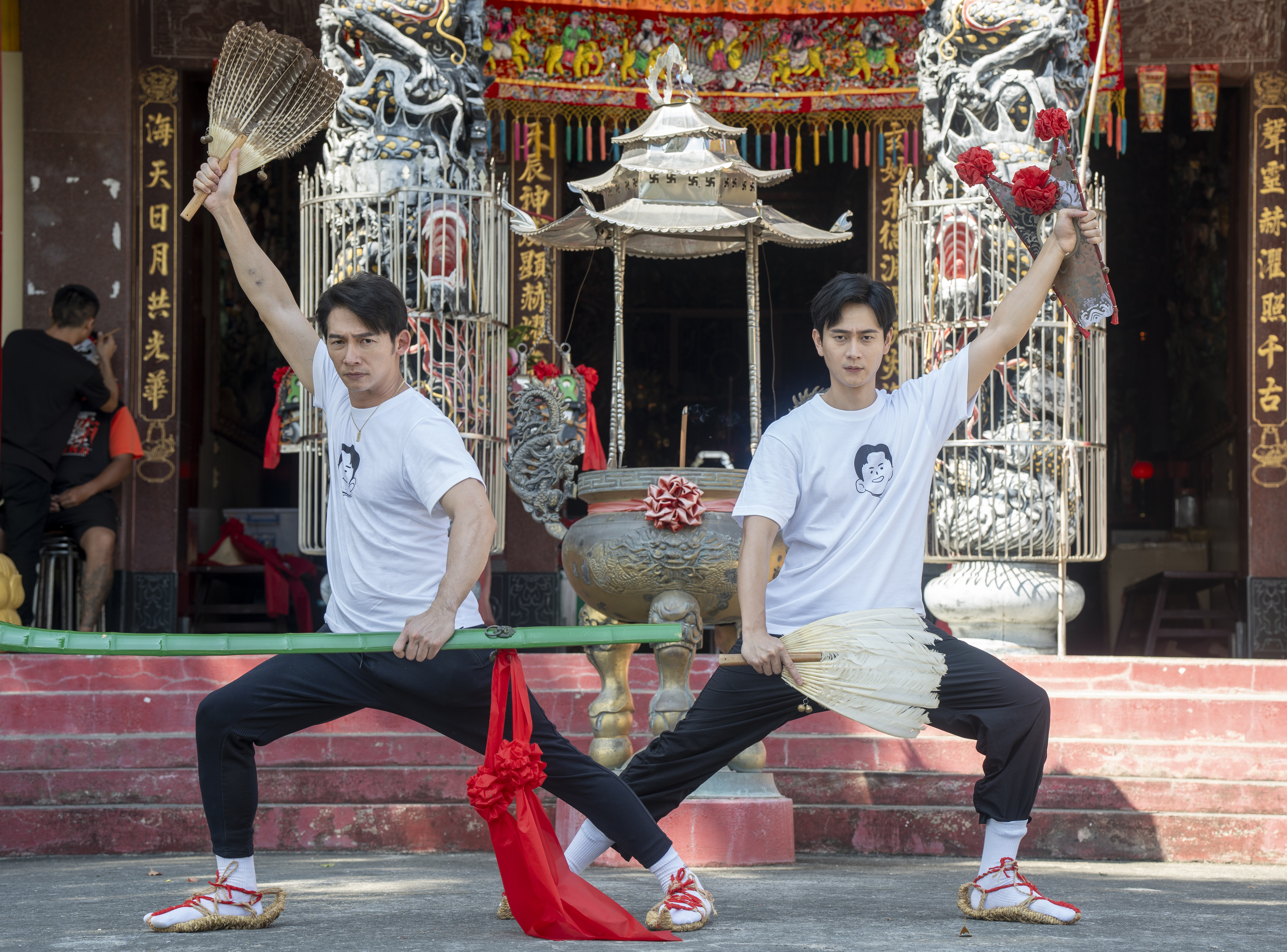 温昇豪、劉冠廷錄影體驗家將技藝。（民視提供）