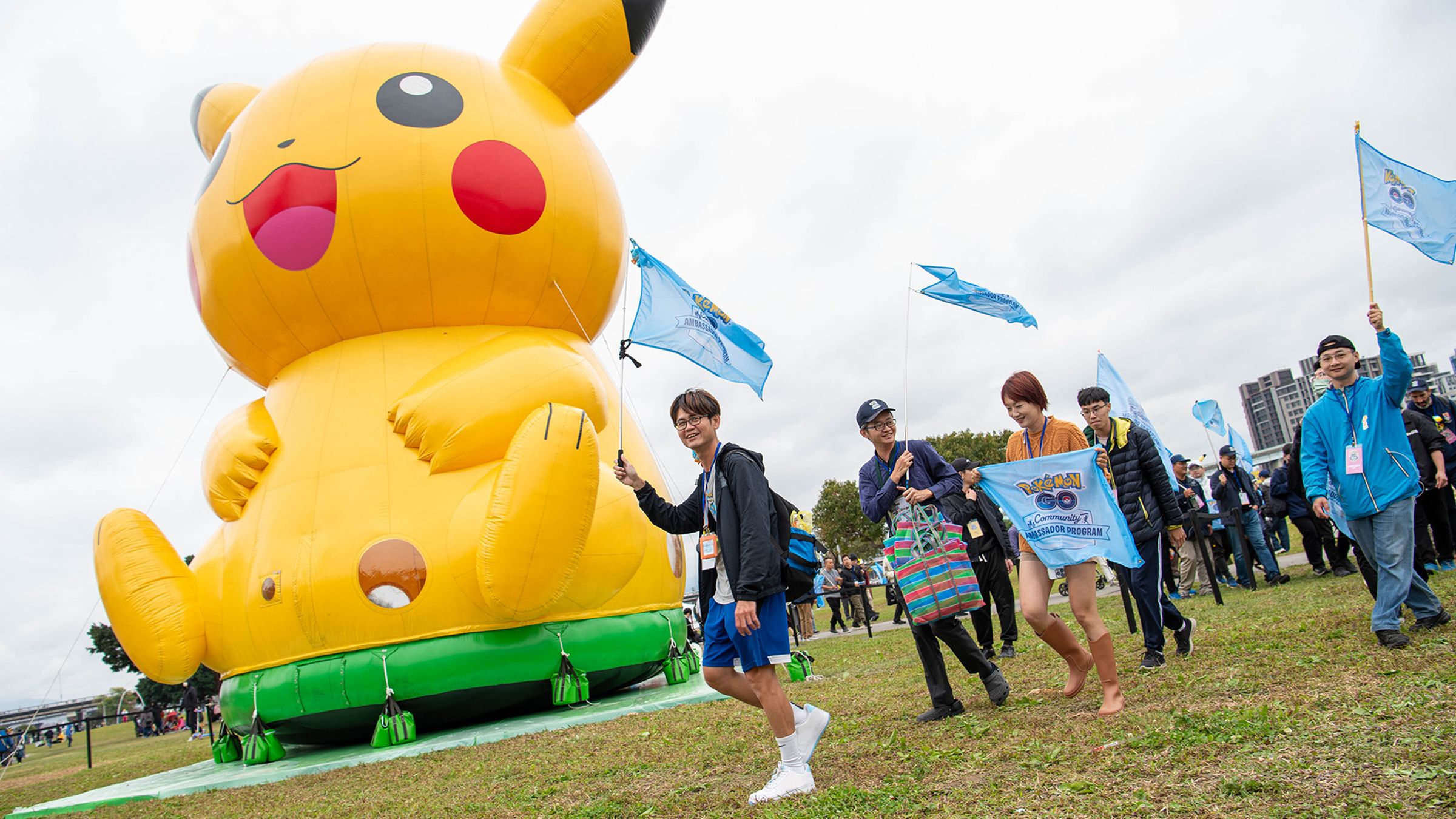 今天是新北「Pokémon GO Tour」活動最後一天,官方表示上午因風雨太大氣球裝置暫時撤收。(翻攝自Pokémon GO TW臉書)