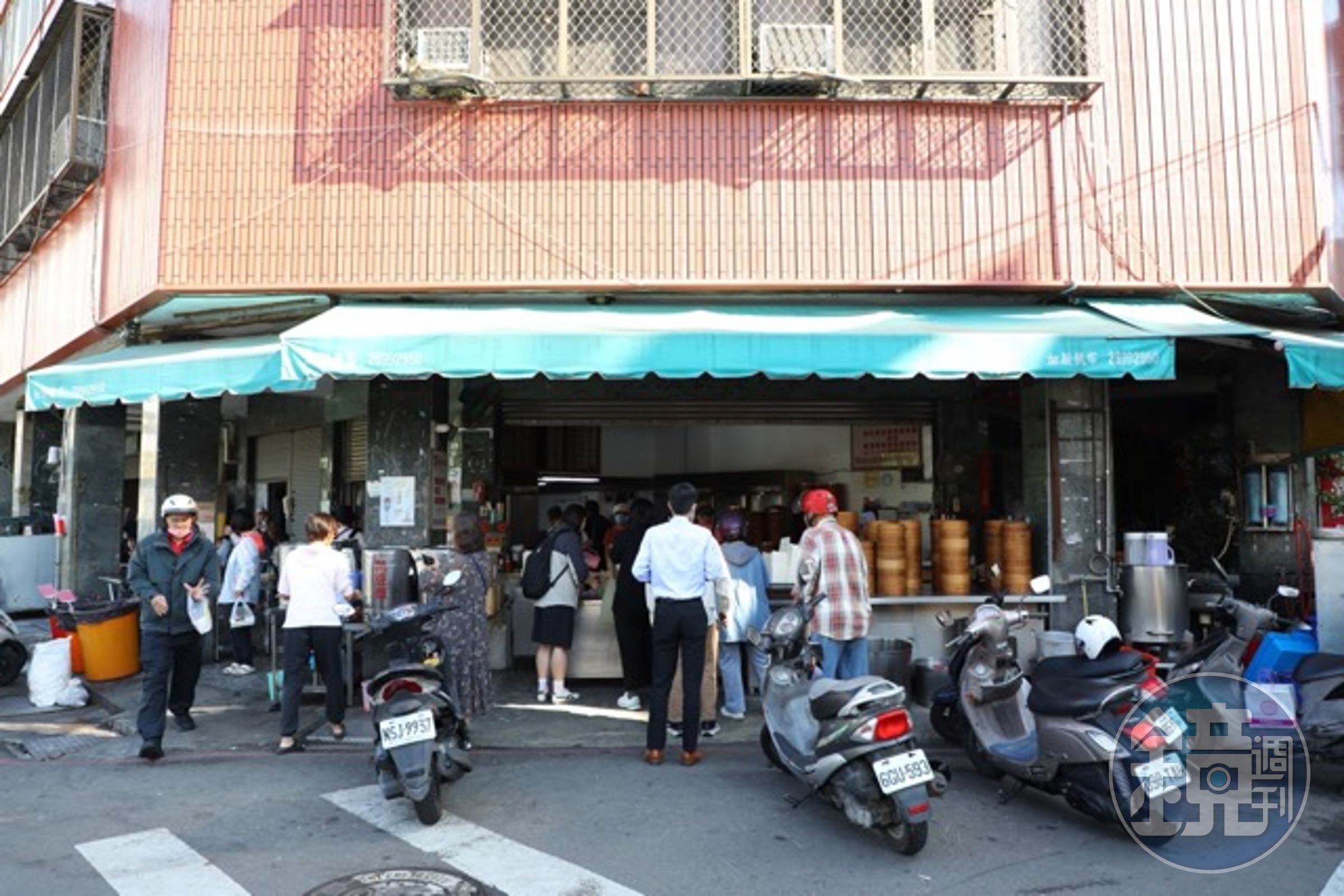 「天津苟不理湯包」本來有招牌，後來被颱風吹走了，因為生意太好，老闆也懶得再設招牌，反正客人都找得到。
