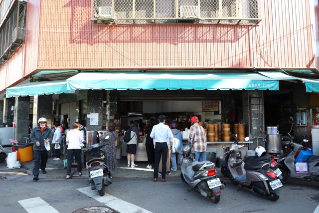 「天津苟不理湯包」本來有招牌，後來被颱風吹走了，因為生意太好，老闆也懶得再設招牌，反正客人都找得到。