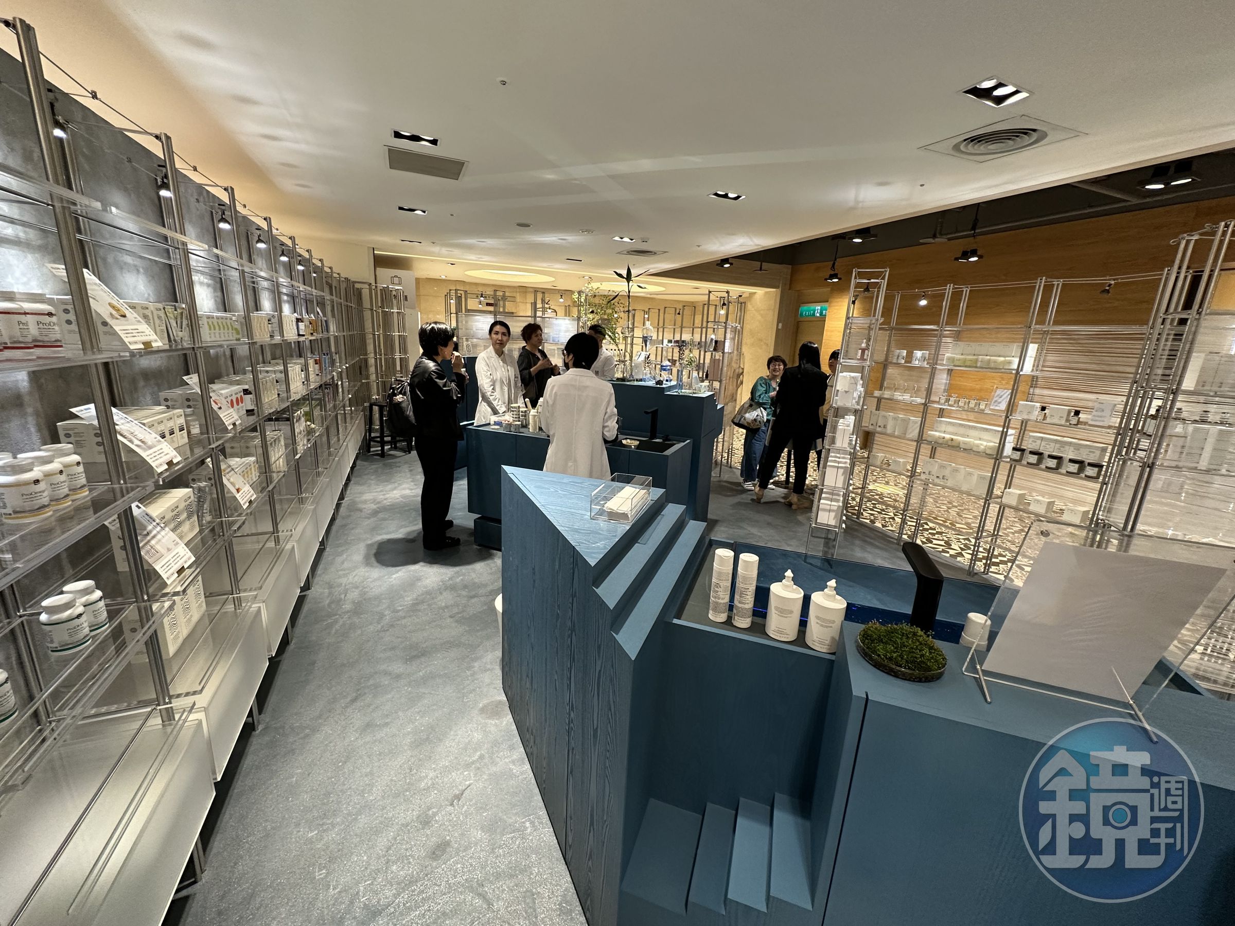 空間以透視結合未來實驗室感,顛覆傳統藥局的風貌。