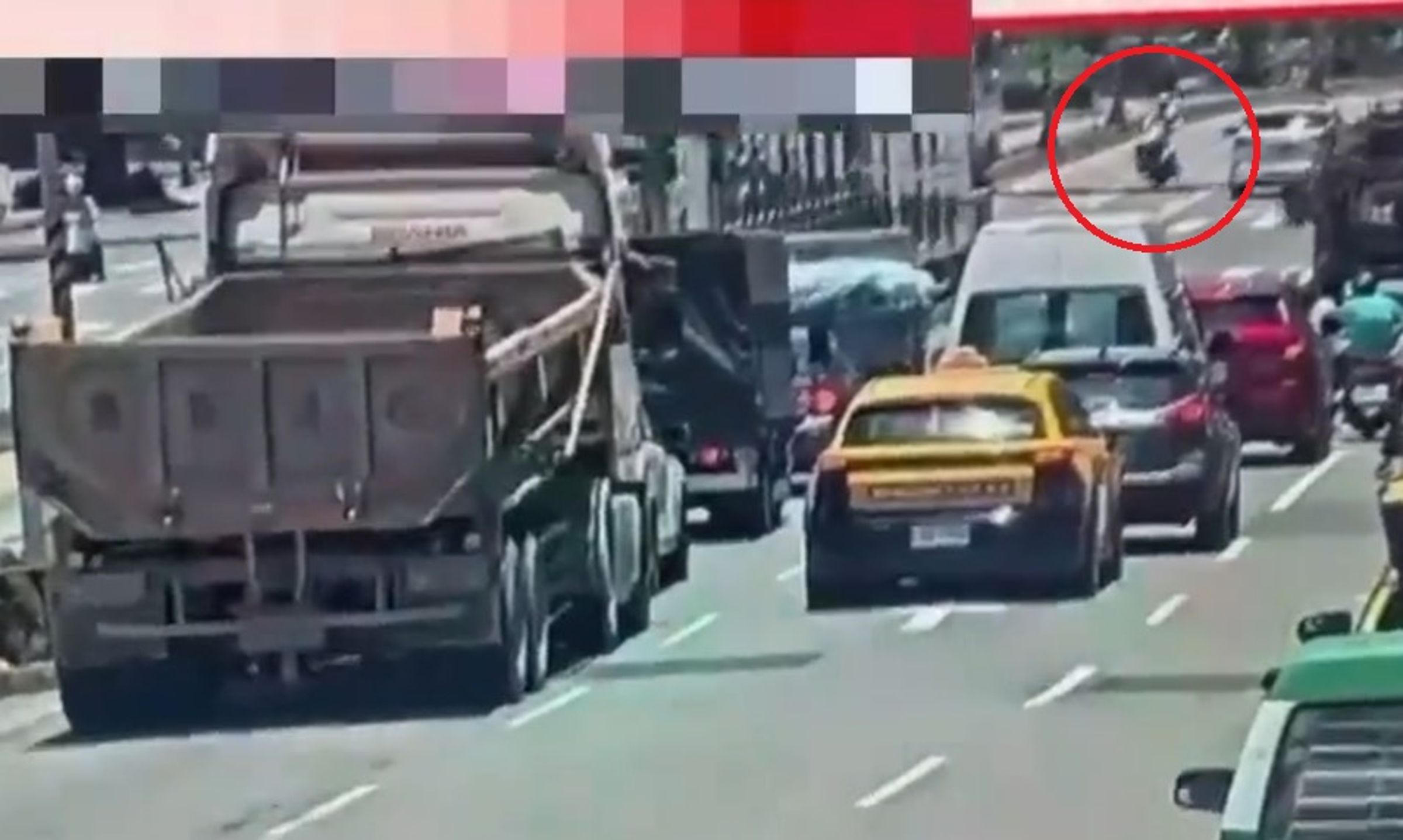 警方調閱監視器,發現楊姓外送員(紅圈)騎車逆向撞上正要駛離公車站的公車。翻攝畫面