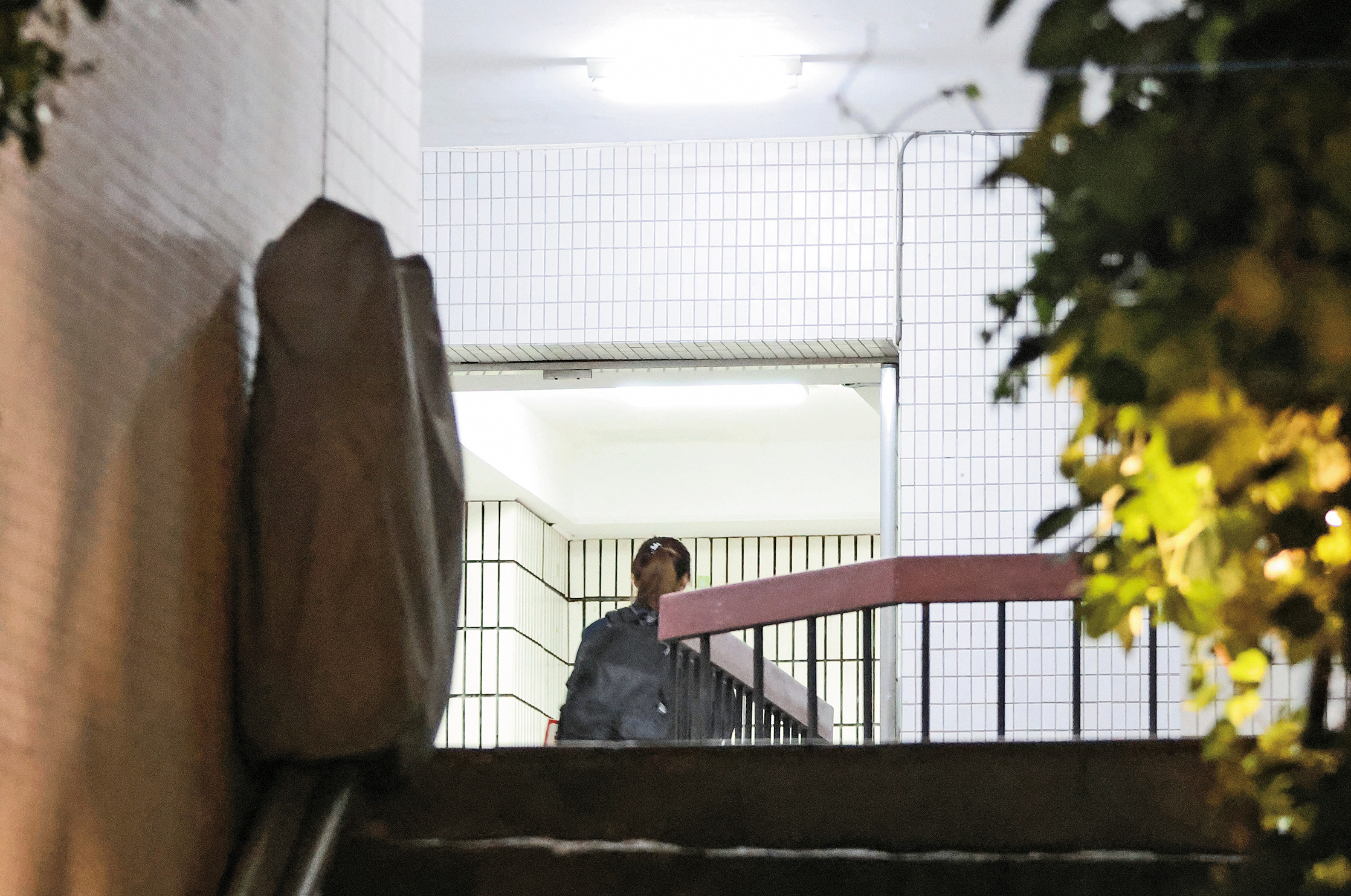 6/13 21：53 女密友進入黃柏漙家約會，可見他們可以在黃家相處很大方。