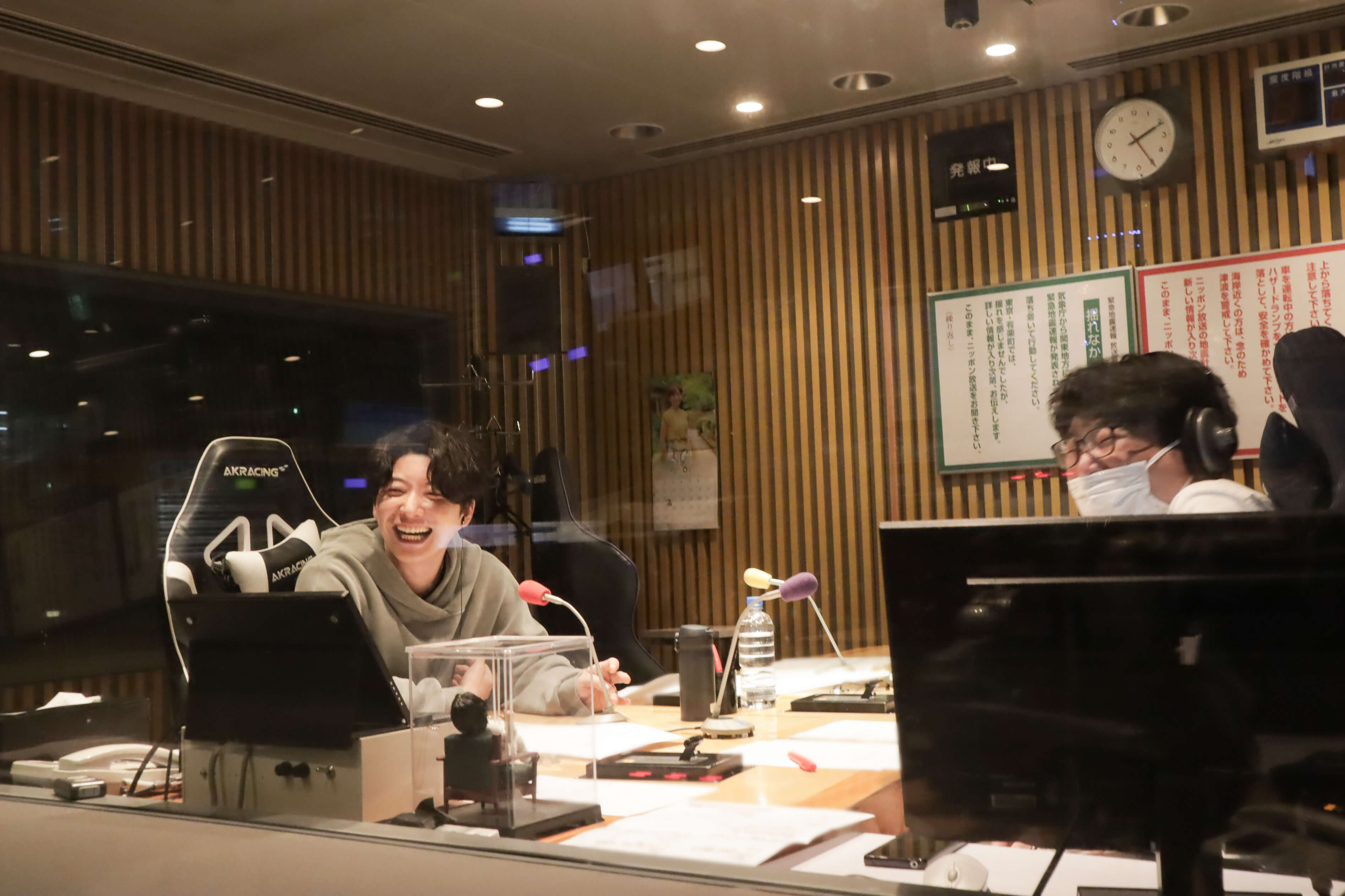 星野源（左）罕見聊起與老婆新垣結衣戀愛的時間點，竟然不是在拍《月薪嬌妻》期間。（翻攝星野源 X）