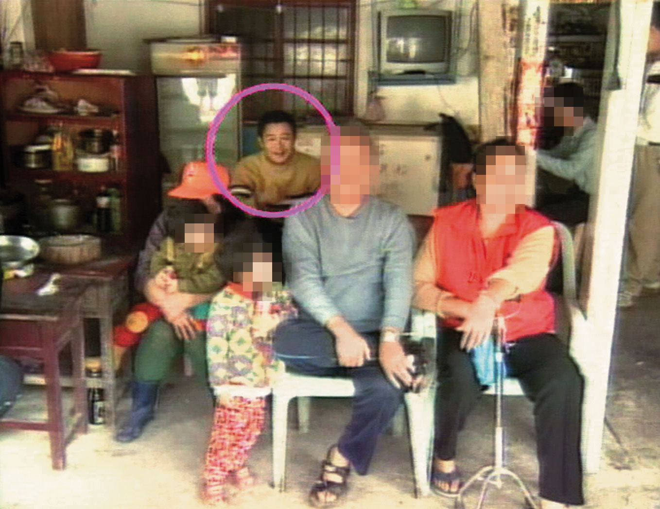 張胞輝（紅圈處）殺人縱火後，若無其事地回到現場，接受媒體採訪。（東森新聞提供）