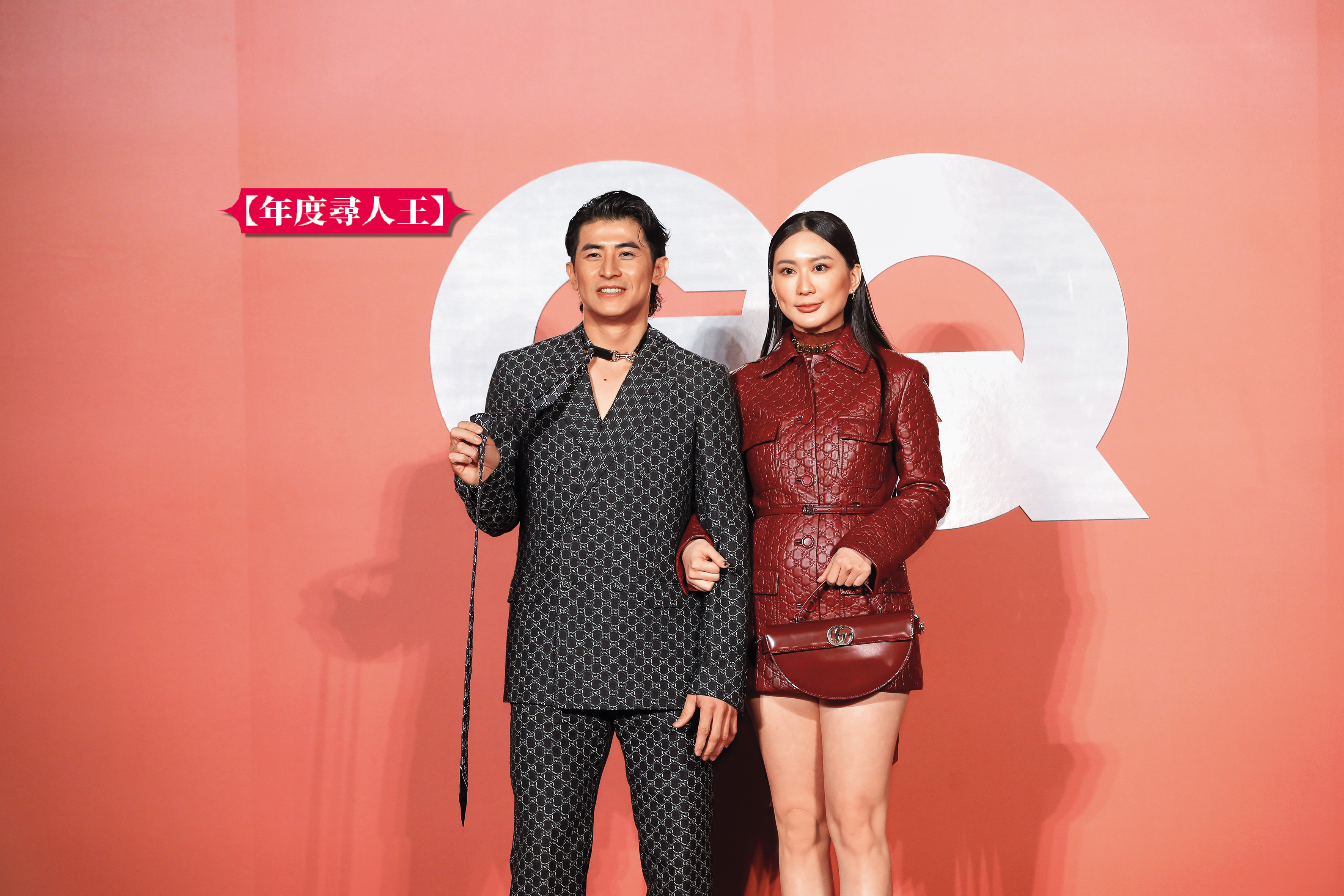 陳傑憲穿V領西裝太性感，領帶看起來好欠拉。（咬唇）右為老婆綺綺。（←故意冷處理）（喂～）