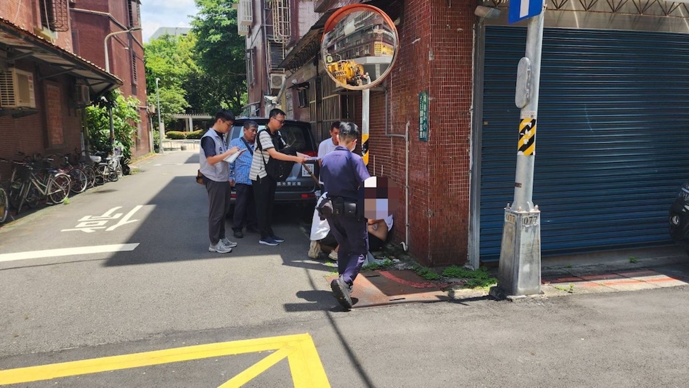 警方發現謝男疑因難耐酷熱全身癱軟，隨即上前協助。（翻攝畫面）