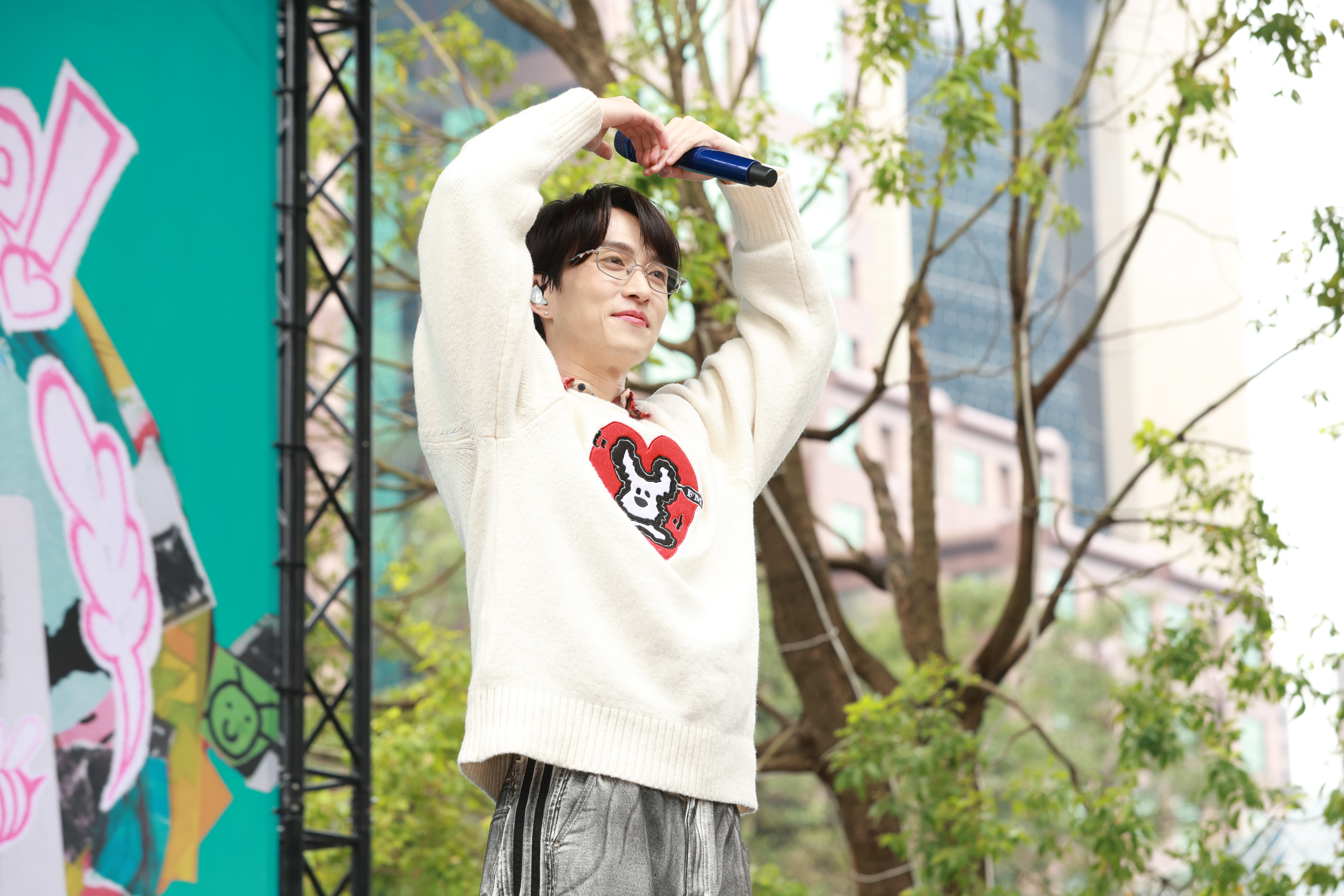 邱鋒澤舉辦《COlOR Free 台北簽唱會》感謝出道十年來受過的幫助與支持。