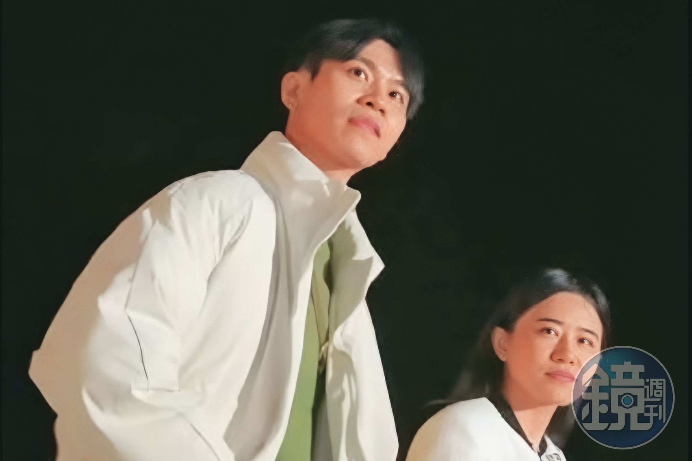 讀者目擊，李郁涵（右）和Andy老師（左）現身白沙灣旁步道散步。（讀者提供）
