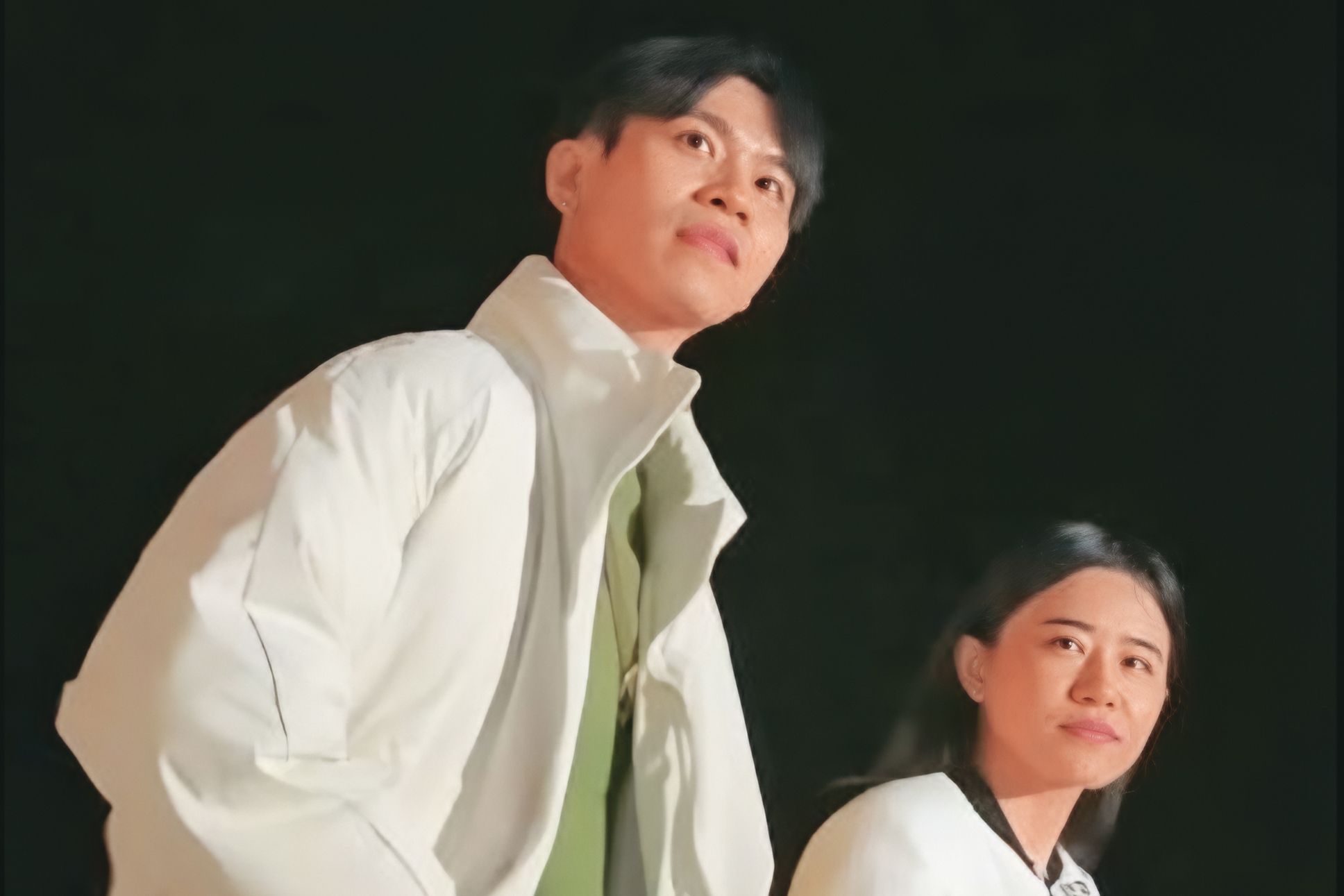 讀者目擊,李郁涵(右)和Andy老師(左)現身白沙灣旁步道散步。(讀者提供)