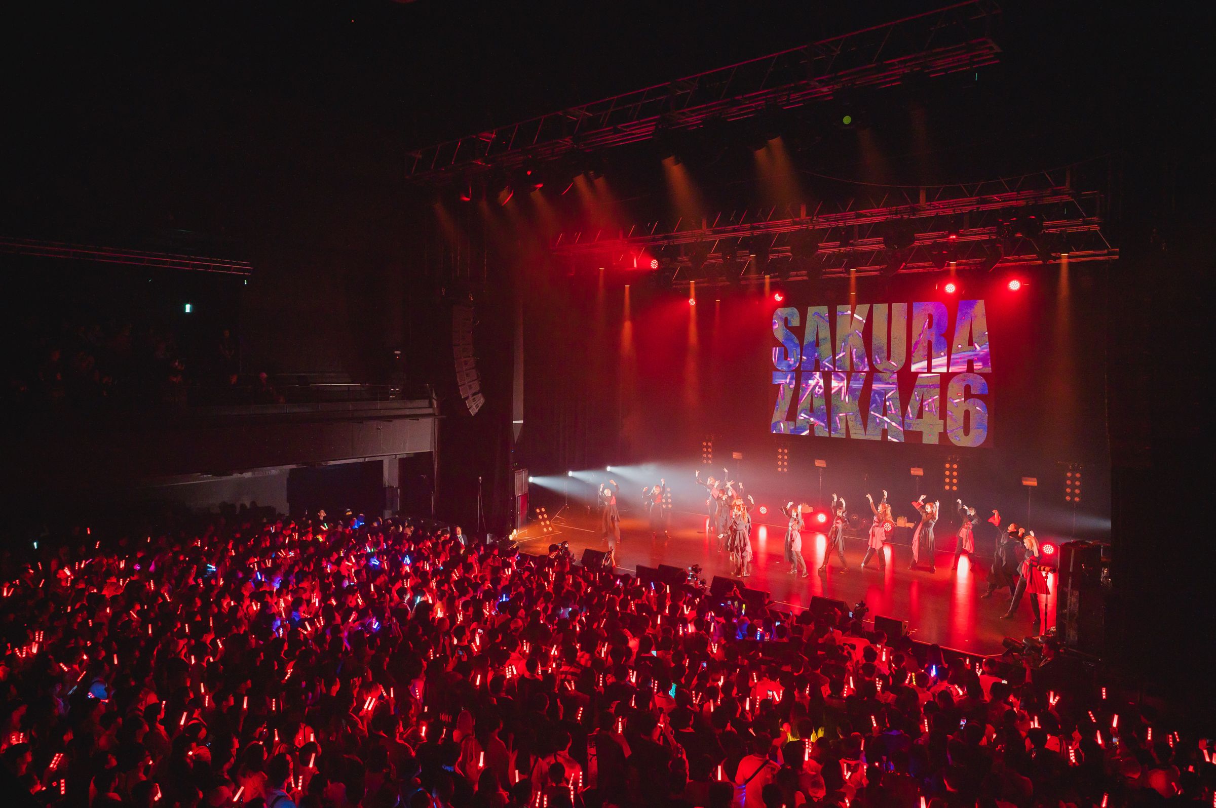櫻坂46壓軸登場，全場螢光棒隨「overture」音樂齊亮超震撼。（好玩專賣店提供）