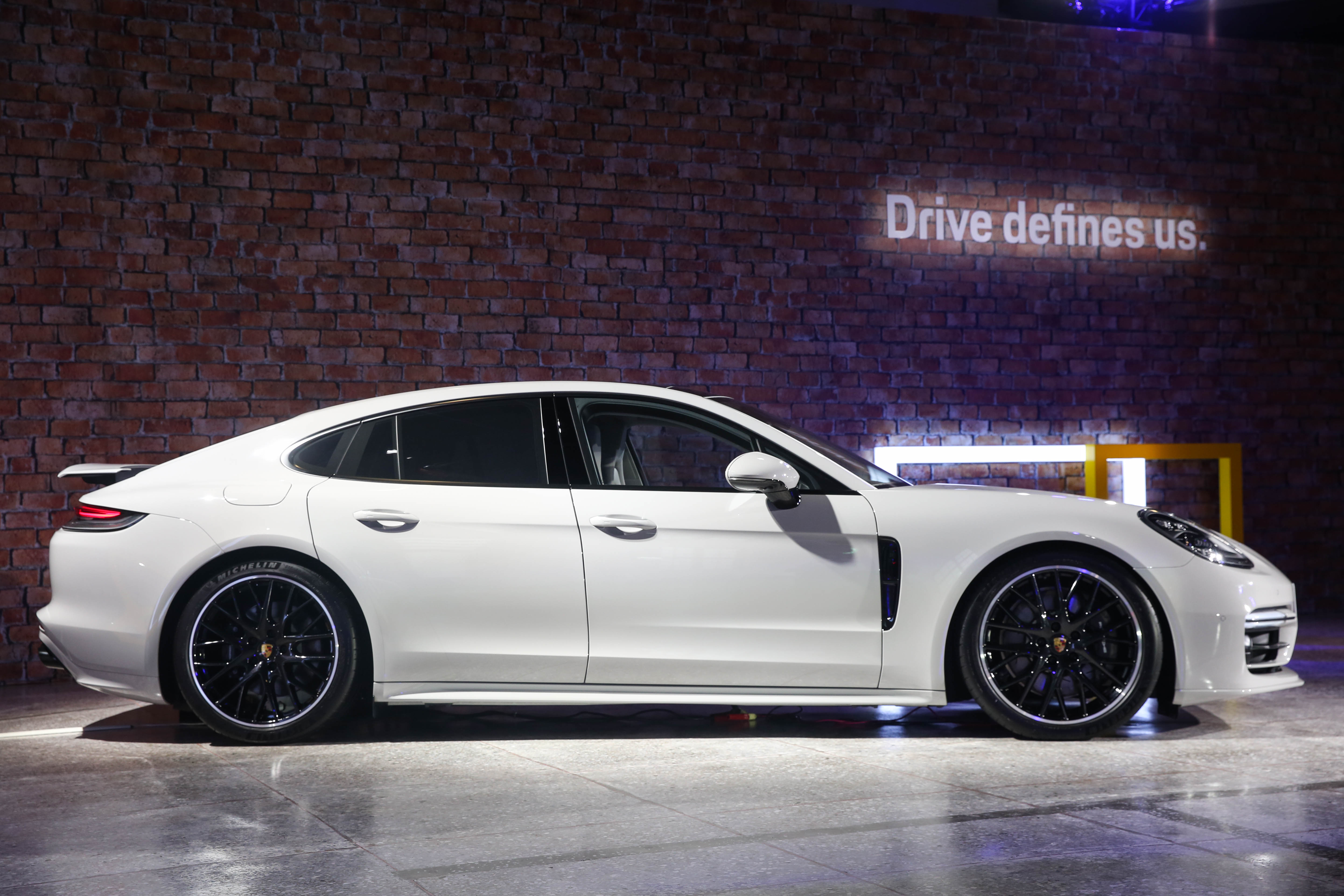 高雄市楠梓區日前發生一起保時捷Panamera Turbo自撞意外，非車主的駕駛恐得付上400萬維修費。（示意圖，本刊資料照）