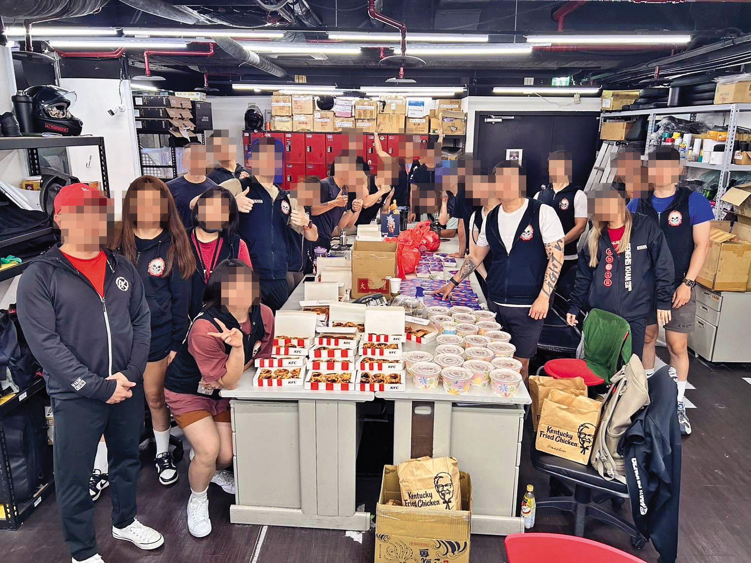 成吉思汗健身俱樂部有不少員工,大家會在店內聚餐、合照,卻傳出霸凌醜聞。示意畫面,圖非當事人。(讀者提供)