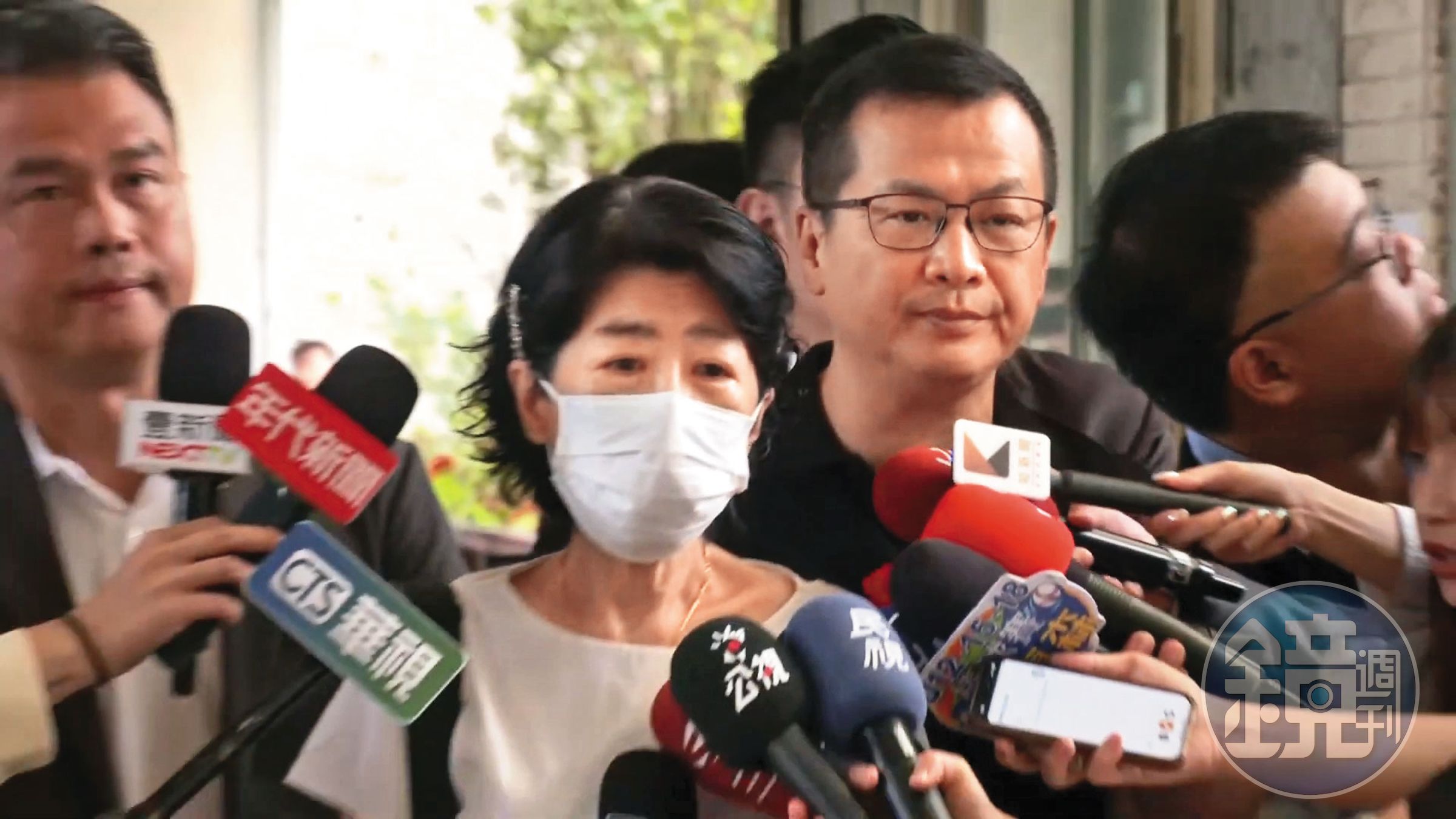 白營救柯主打「司法追殺在野黨」,這次成為反罷的主旋律之一。圖為羅智強7月26日陪陳佩琪投票。