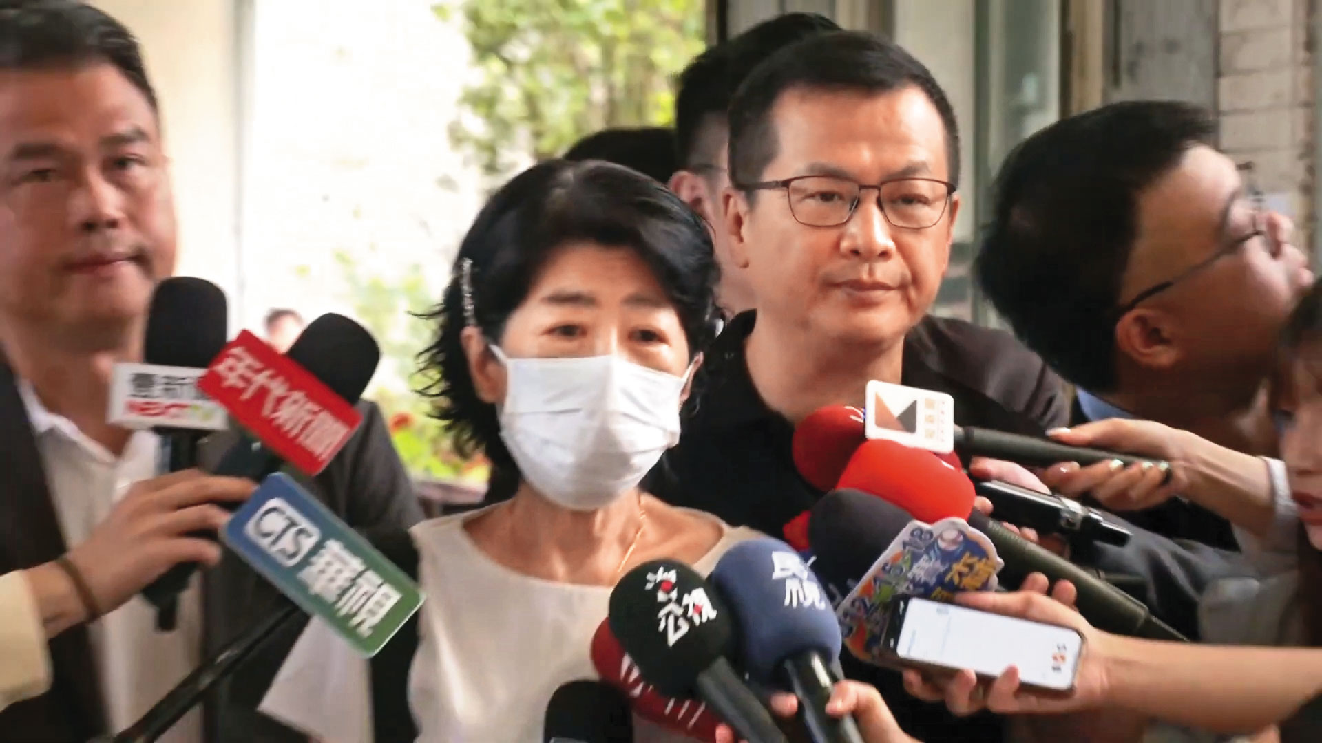 白營救柯主打「司法追殺在野黨」，這次成為反罷的主旋律之一。圖為羅智強7月26日陪陳佩琪投票。