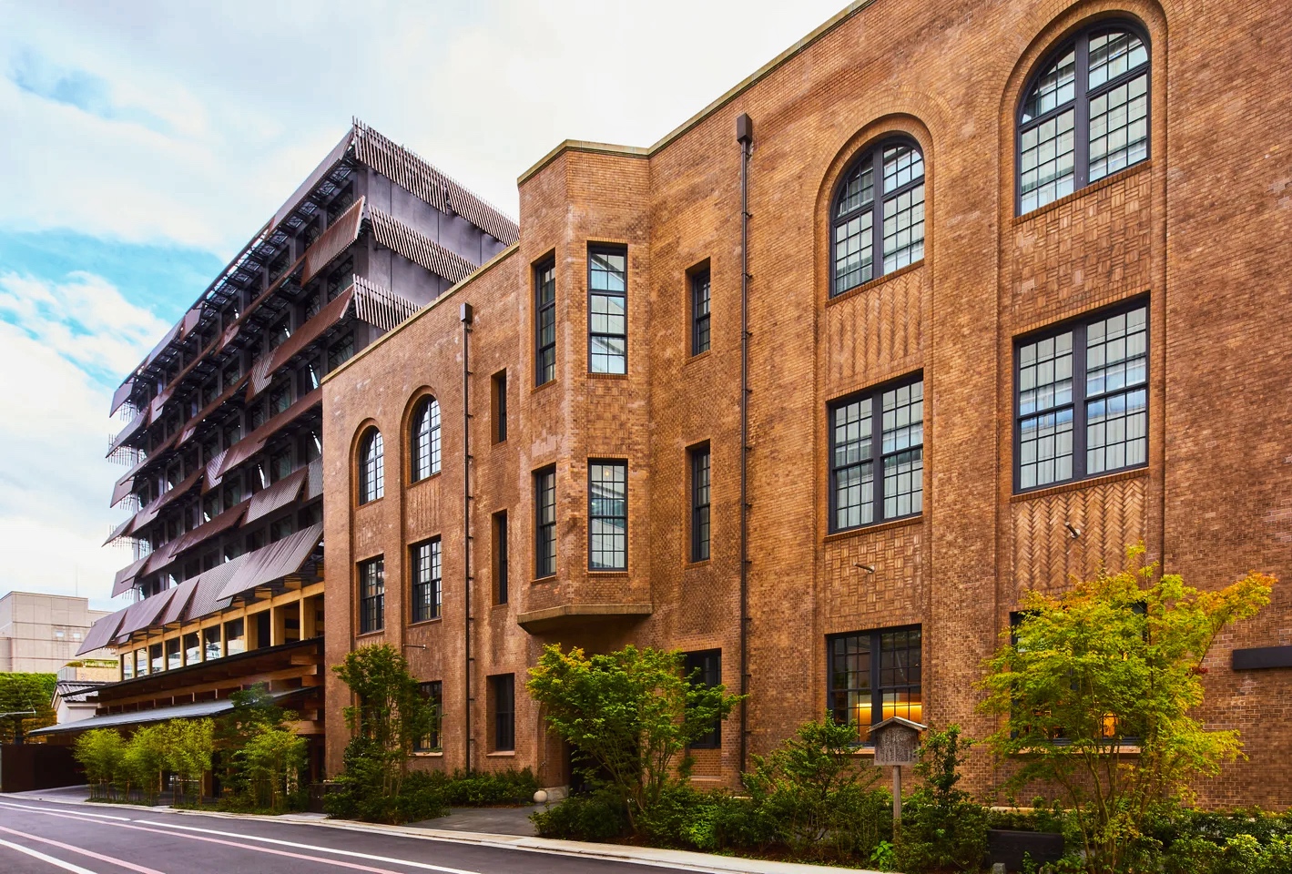 位於京都的Ace Hotel，前身為1920年代建造的舊中央電話局大樓，由知名建築師隈研吾操刀改造，結合歷史與現代設計。（飯店官網截圖）