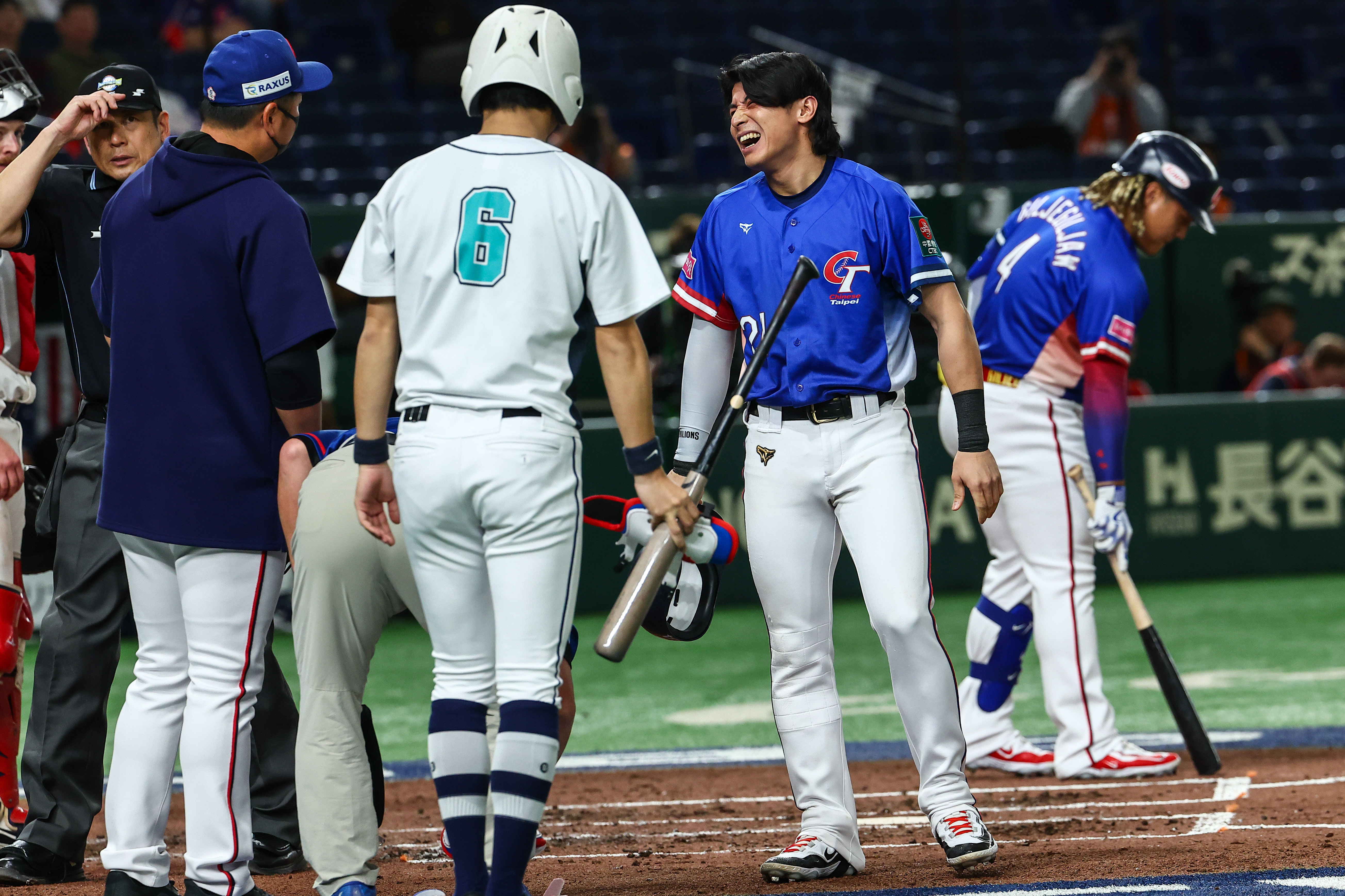 陳傑憲在台美大戰中遭觸身球擊中，經檢查後右腳有瘀腫情況。（中華棒協提供）