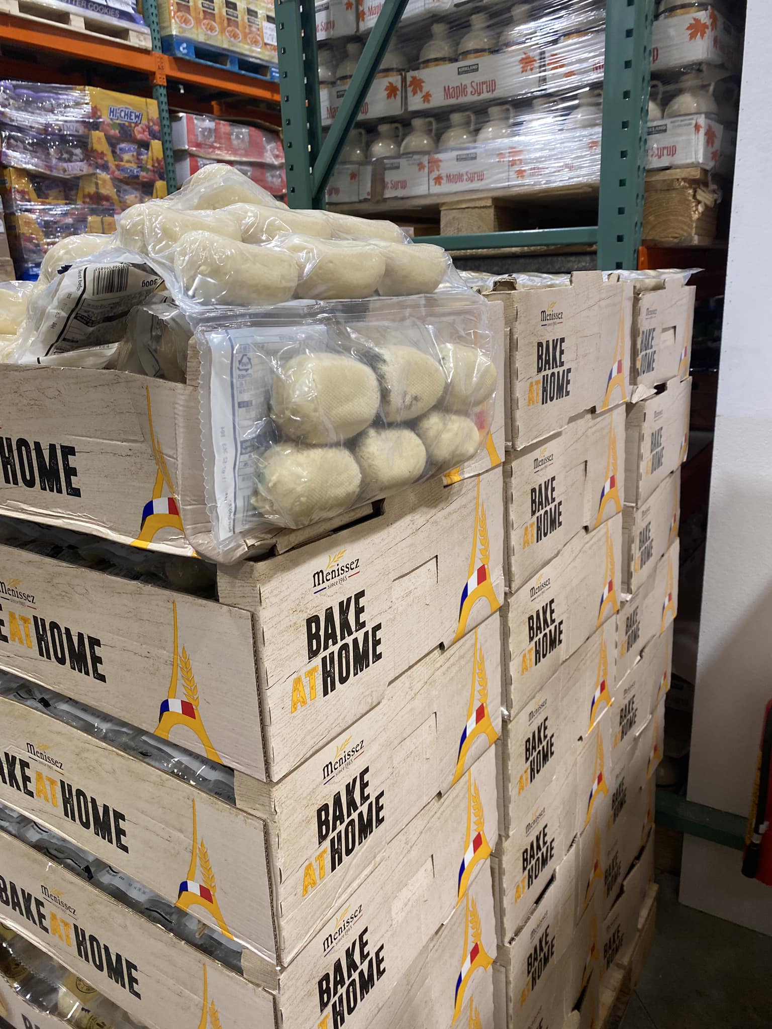 賣場架上有一款從法國進口的「半熟法式麵包」,被網友發現麵包外層已有嚴重發霉的狀況。(翻攝自Costco好市多 商品經驗老實說)
