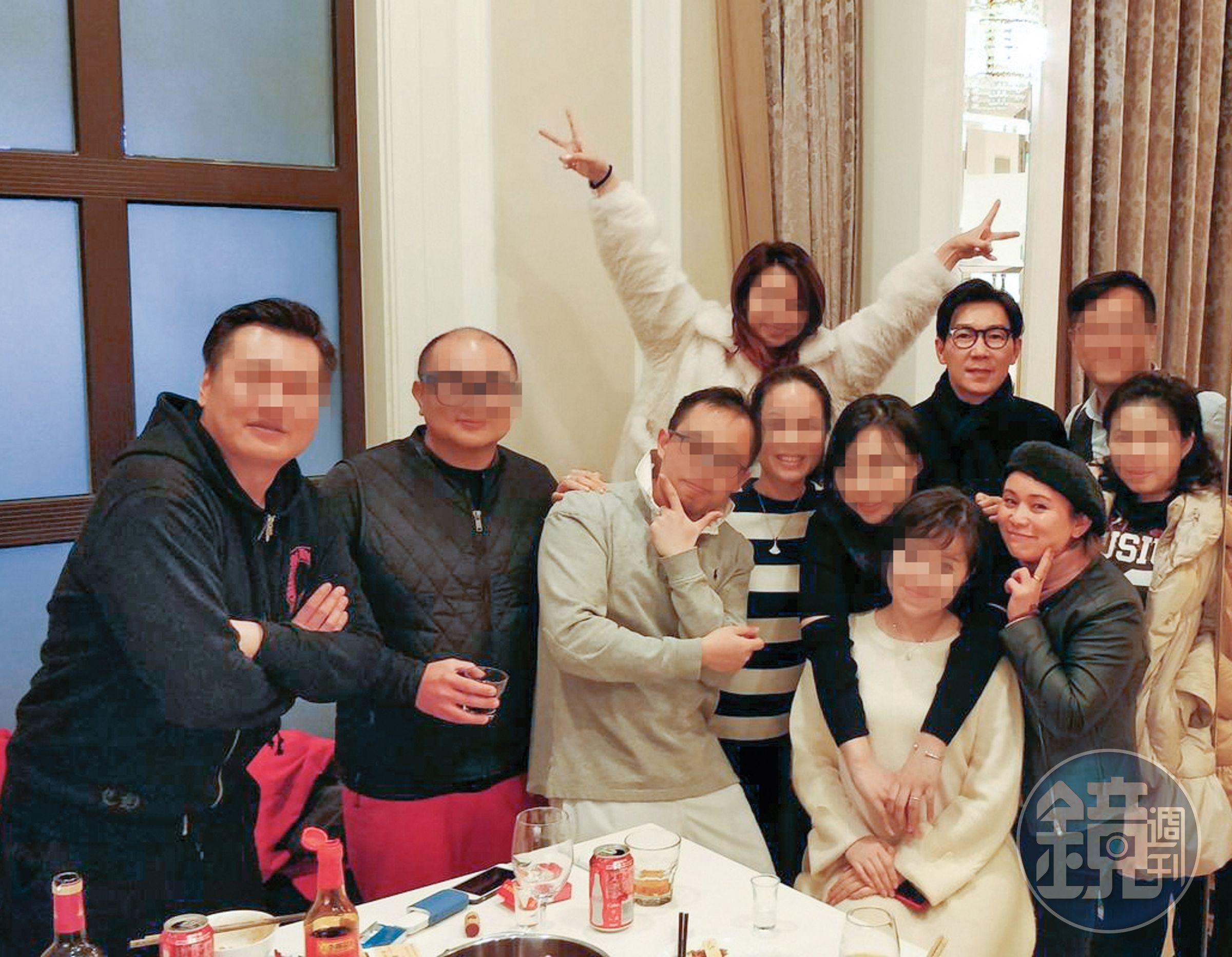 品冠（後排右二）捲入別人財務糾紛，裘女士（前排右二）提供照片表示彼此認識，甚至賴給品冠老婆，說是她的介紹。（裘女士提供）