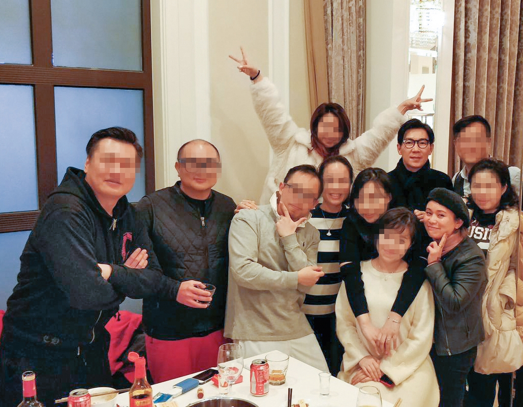 品冠（後排右二）捲入別人財務糾紛，裘女士（前排右二）提供照片表示彼此認識，甚至賴給品冠老婆，說是她的介紹。（裘女士提供）