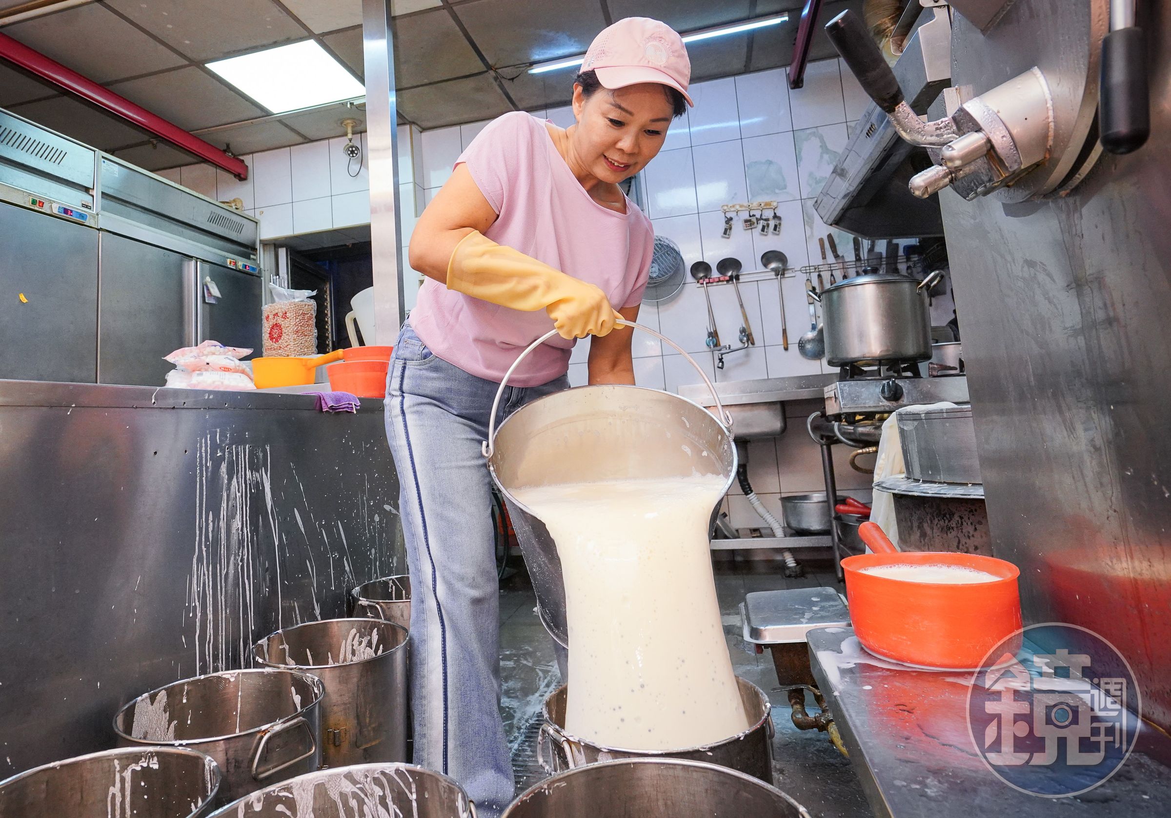 豆花莊豆花採古手工精製口感绵密滑嫩，配料滋味爽口好吃，加上甘蔗糖水清甜怡人，早已是台北寧夏商圈的一絕。