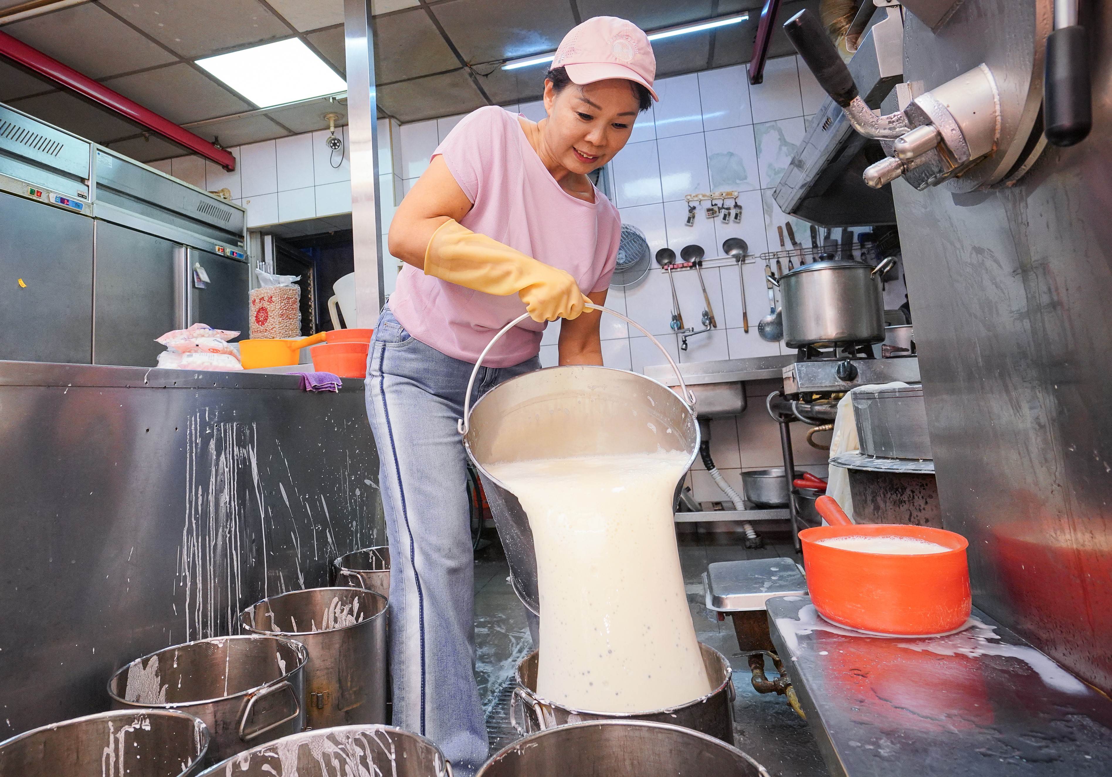豆花莊豆花採古手工精製口感绵密滑嫩，配料滋味爽口好吃，加上甘蔗糖水清甜怡人，早已是台北寧夏商圈的一絕。