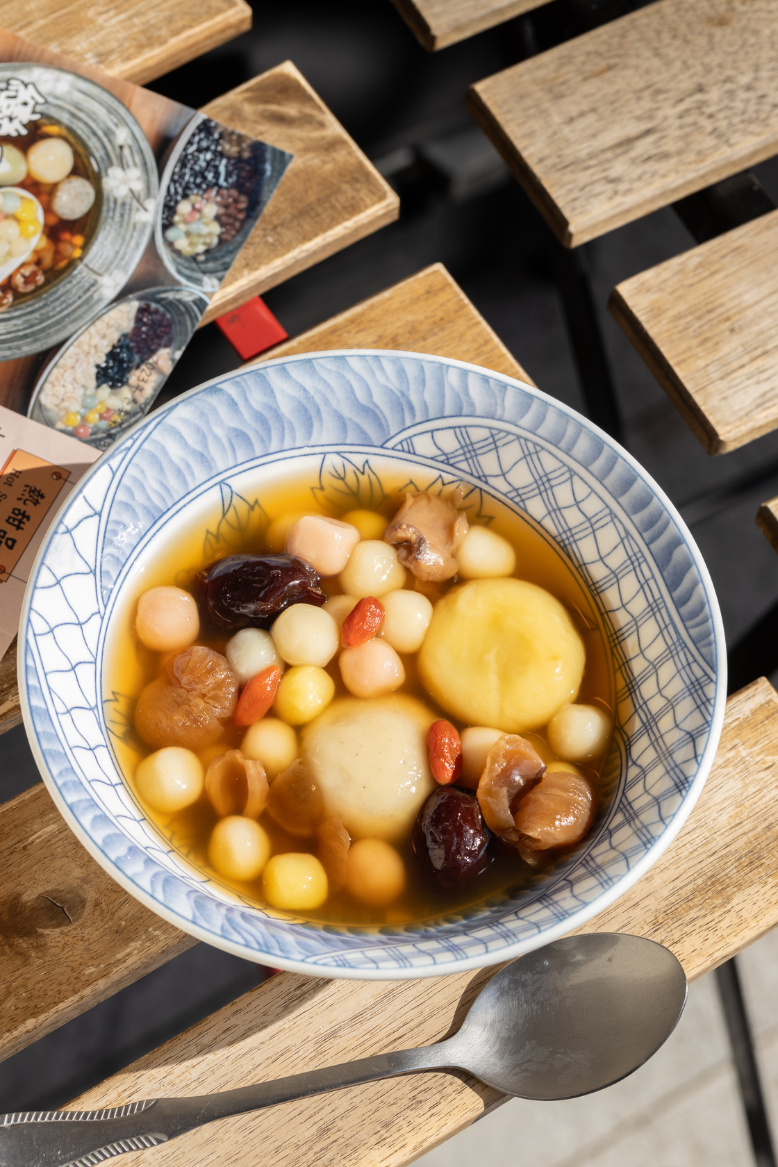 「芝麻(或花生)湯圓桂圓湯」裡的湯圓是以天然食材染色,視覺鮮豔、味覺滿足。(75元/份)